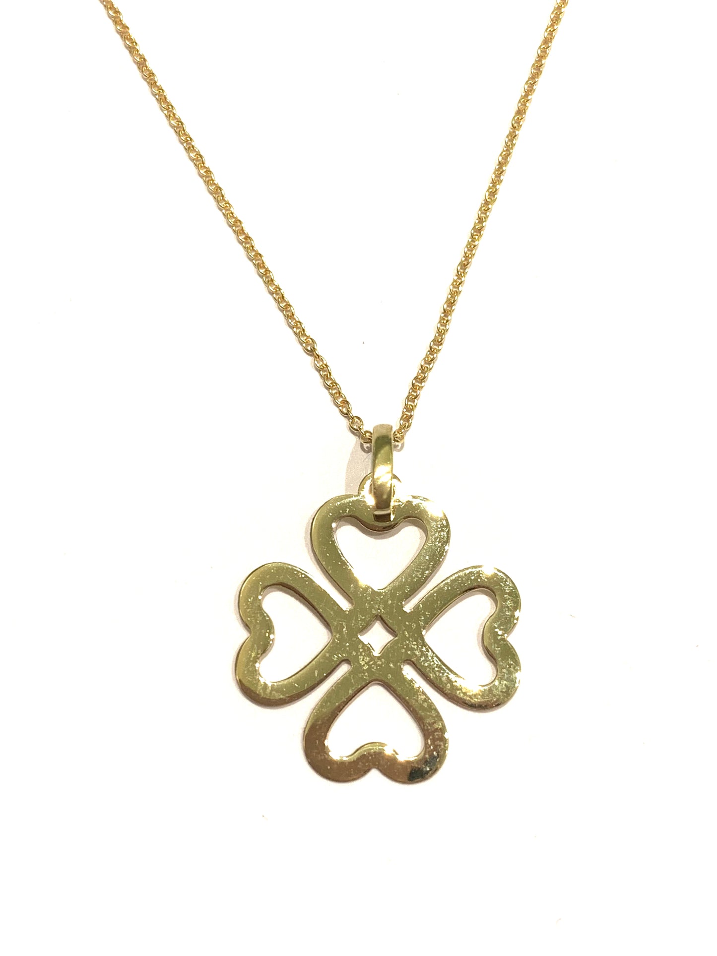 Collana in oro giallo 9kt quadrifoglio da un lato liscio e dall'altro satinato. Lunghezza catena 45 cm. Dimensione ciondolo 2,5 cm incluso anellino.