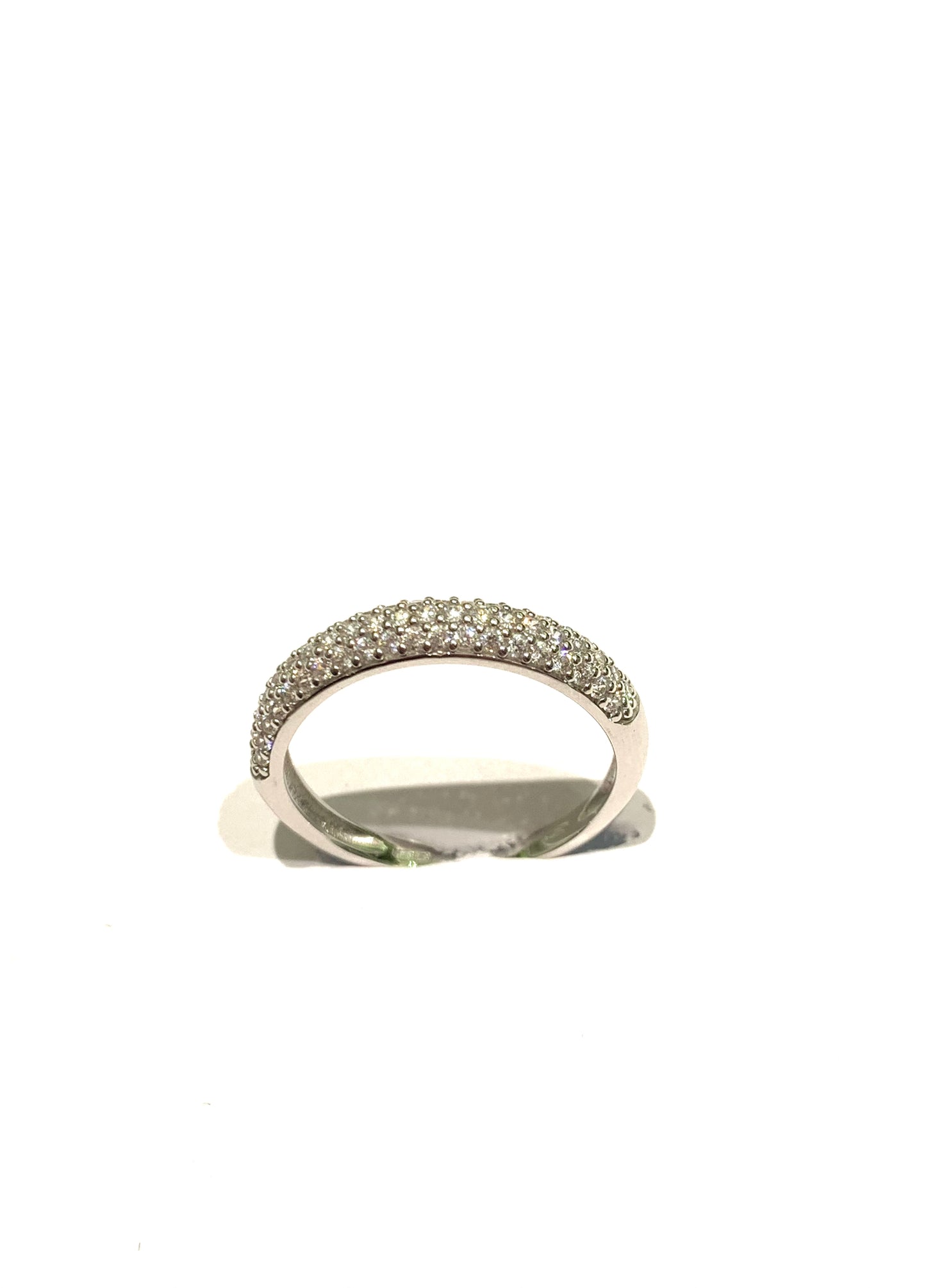 Anello in oro bianco 18kt con fascetta ricoperta di zirconi. Misura 14. Dimensione totale 0,4 cm.