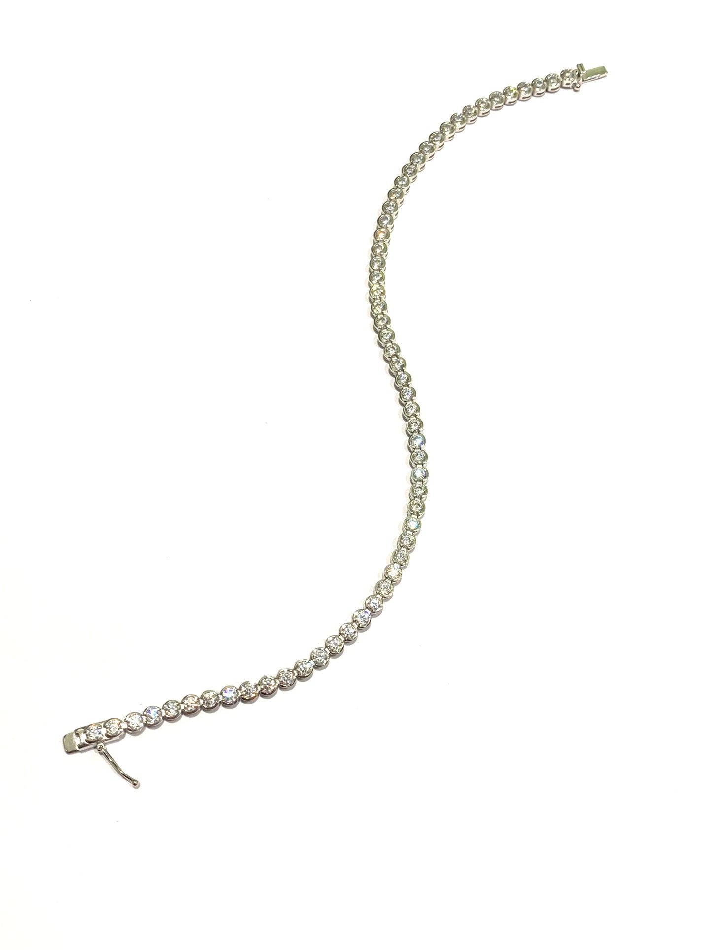 Bracciale tennis in oro giallo 18kt con zirconi. Lunghezza 19,5 cm. Dimensione zirconi 0,2 cm.