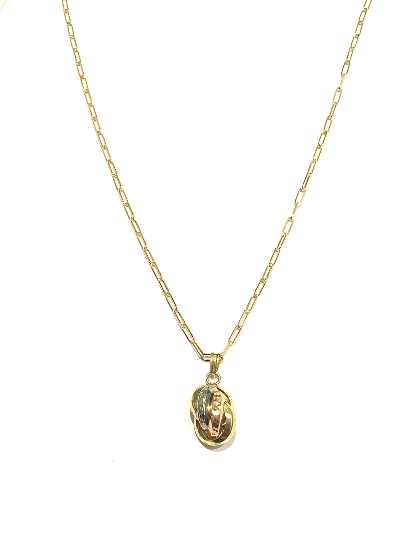 Collana in oro giallo 9kt con ciondolo pendente satinato in oro bianco, giallo e rosa. Lunghezza catena 46 cm. Spessore catena 0,2 cm. Dimensioni ciondolo 1x1,5 cm + 0,5 cm di anellino.