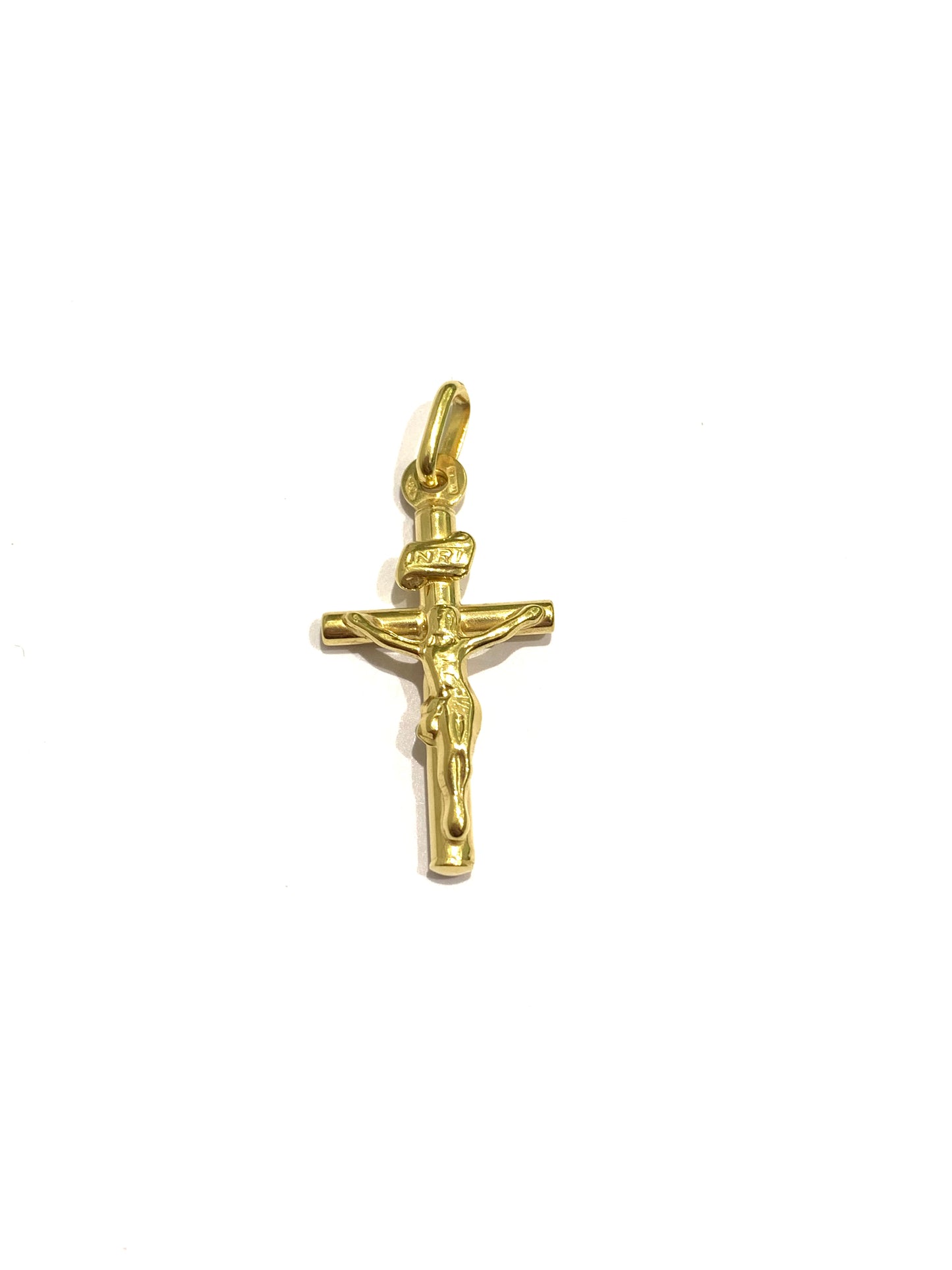 Ciondolo per collana in oro giallo 18kt con croce con Cristo e scritta “INRI”. Dimensione 1,3x2,8 cm incluso 0,8 cm di anellino.