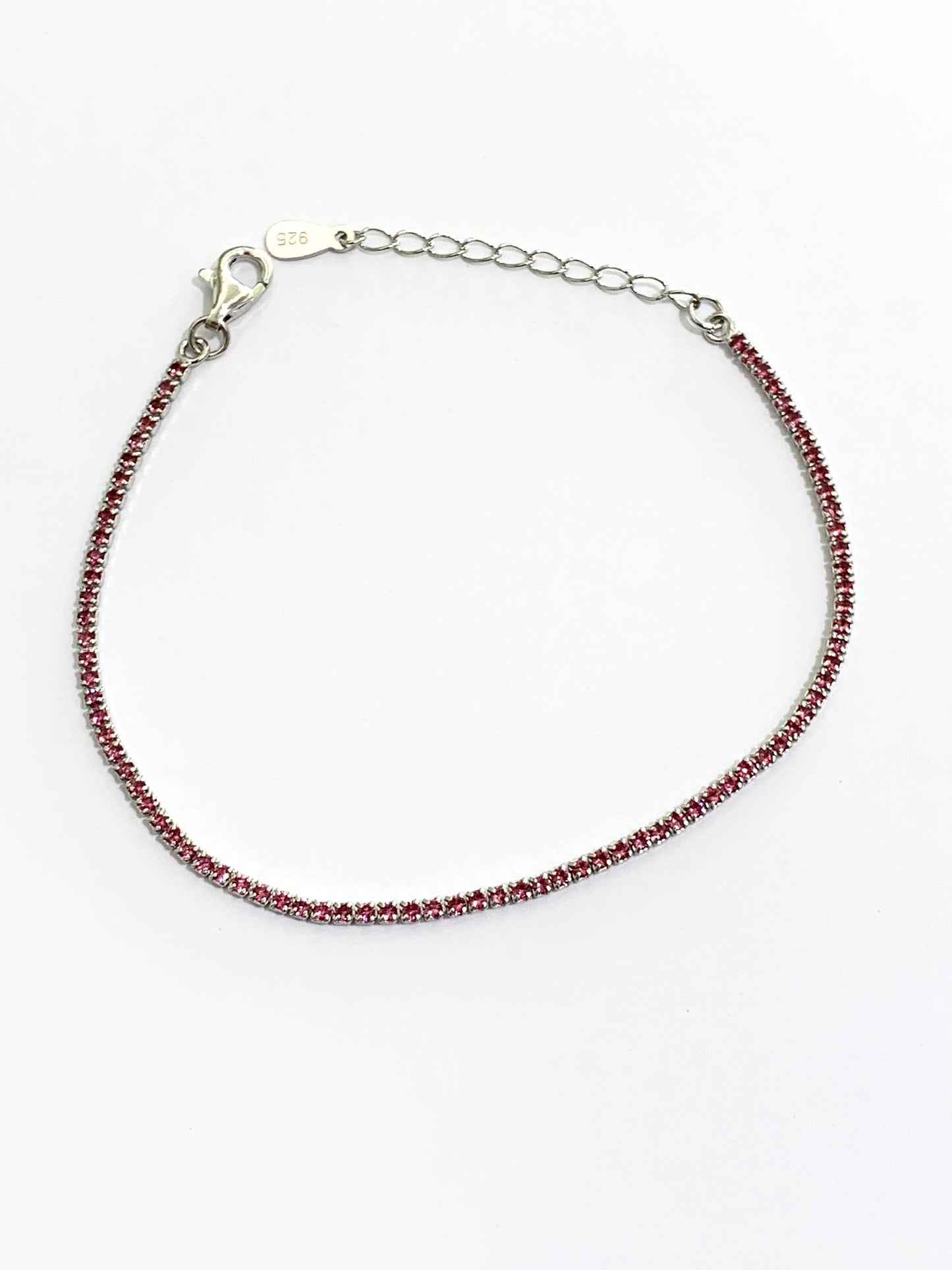 Bracciale tennis sottile in argento con zirconi colorati.
Disponibili più varianti: rosa, lilla, bianco, rosso, acquamarina, dorato.
Lunghezza regolabile da 16,5 a 19,5 cm.
Larghezza totale 0,2 cm.