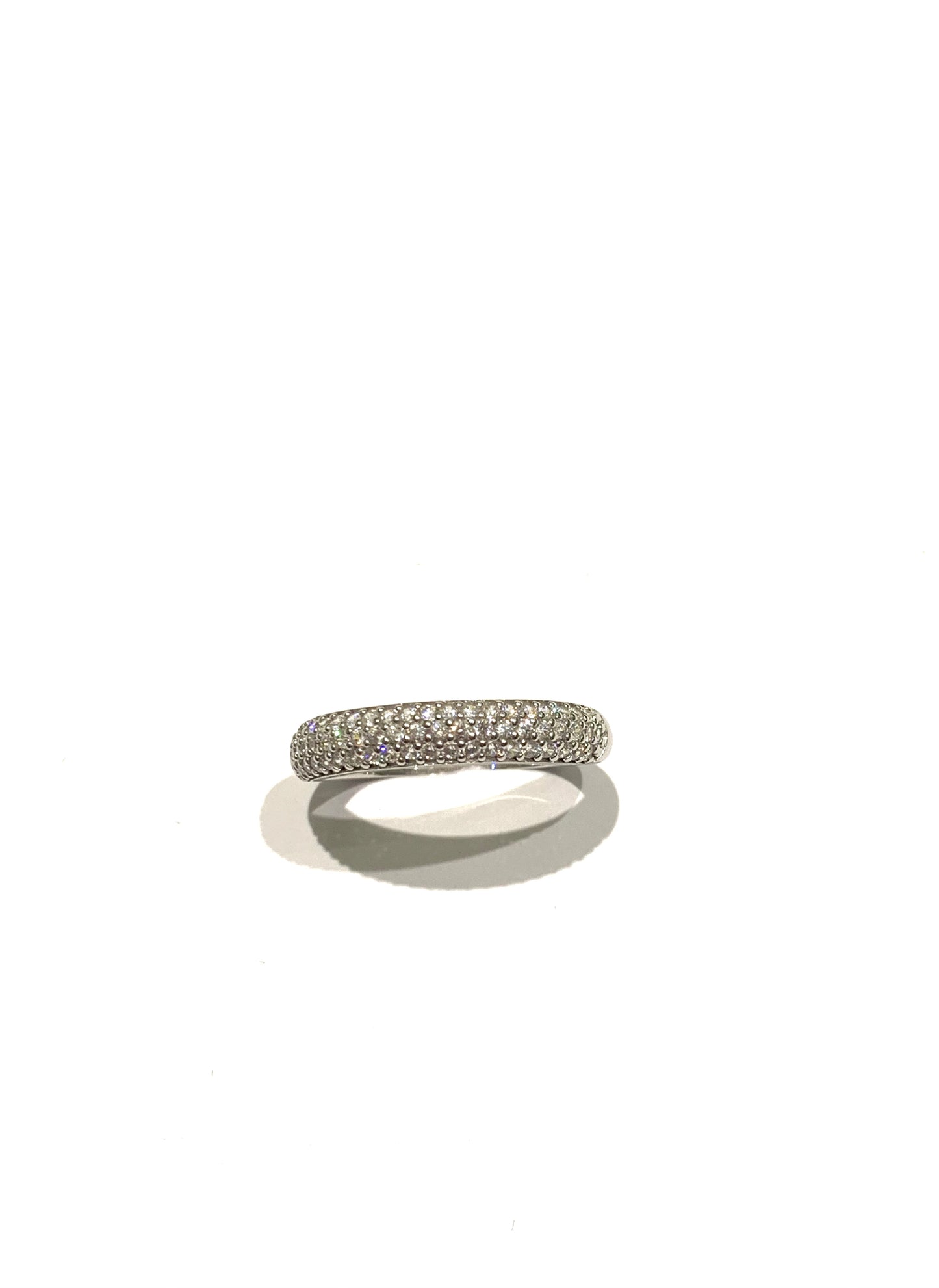 Anello in oro bianco 18kt con fascetta ricoperta di zirconi. Misura 14. Dimensione totale 0,4 cm.