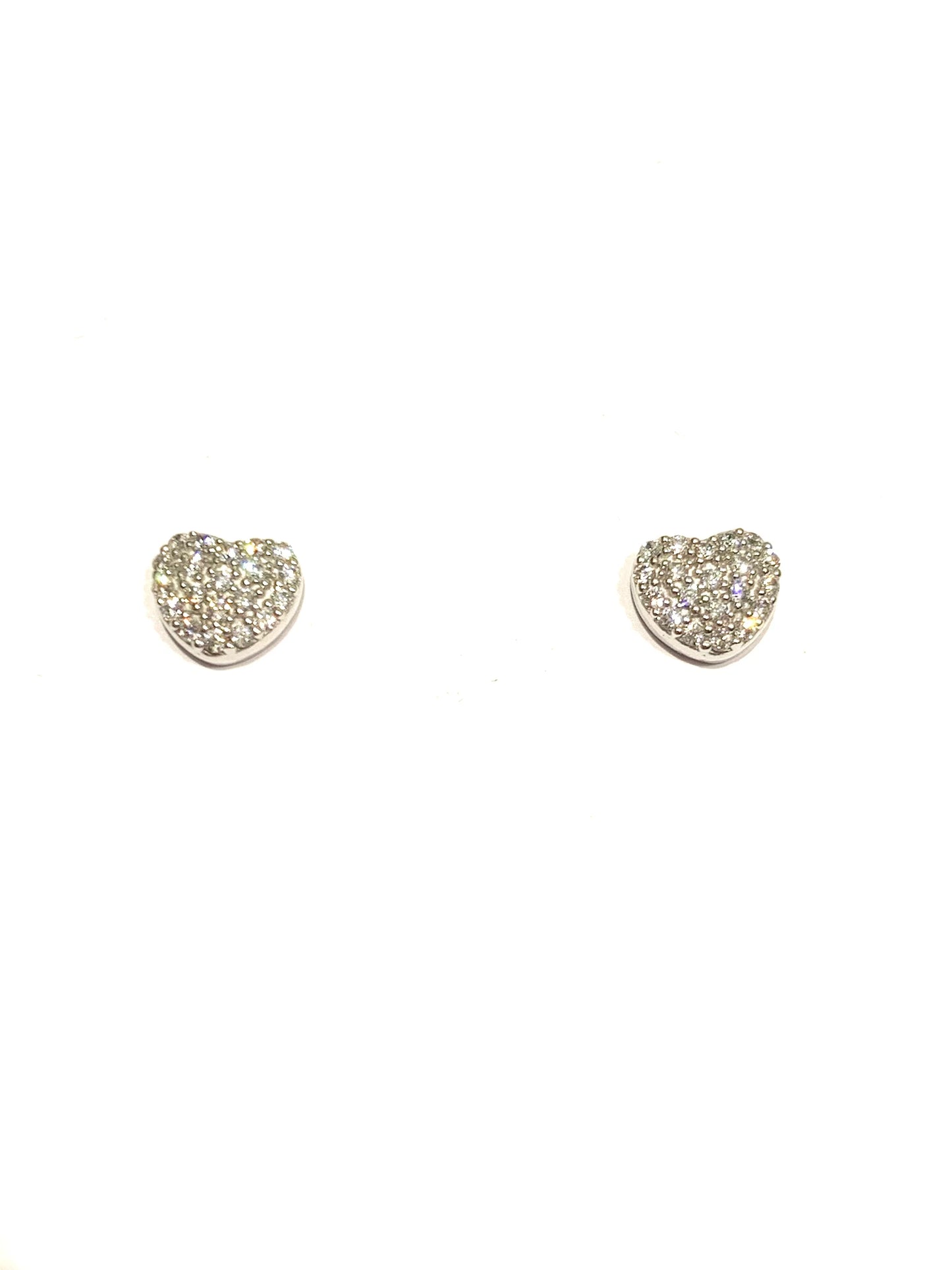 Orecchini in oro bianco 18kt con cuori bombati interamente ricoperti da zirconi. Dimensione 0,6 cm. Chiusura con farfalline.