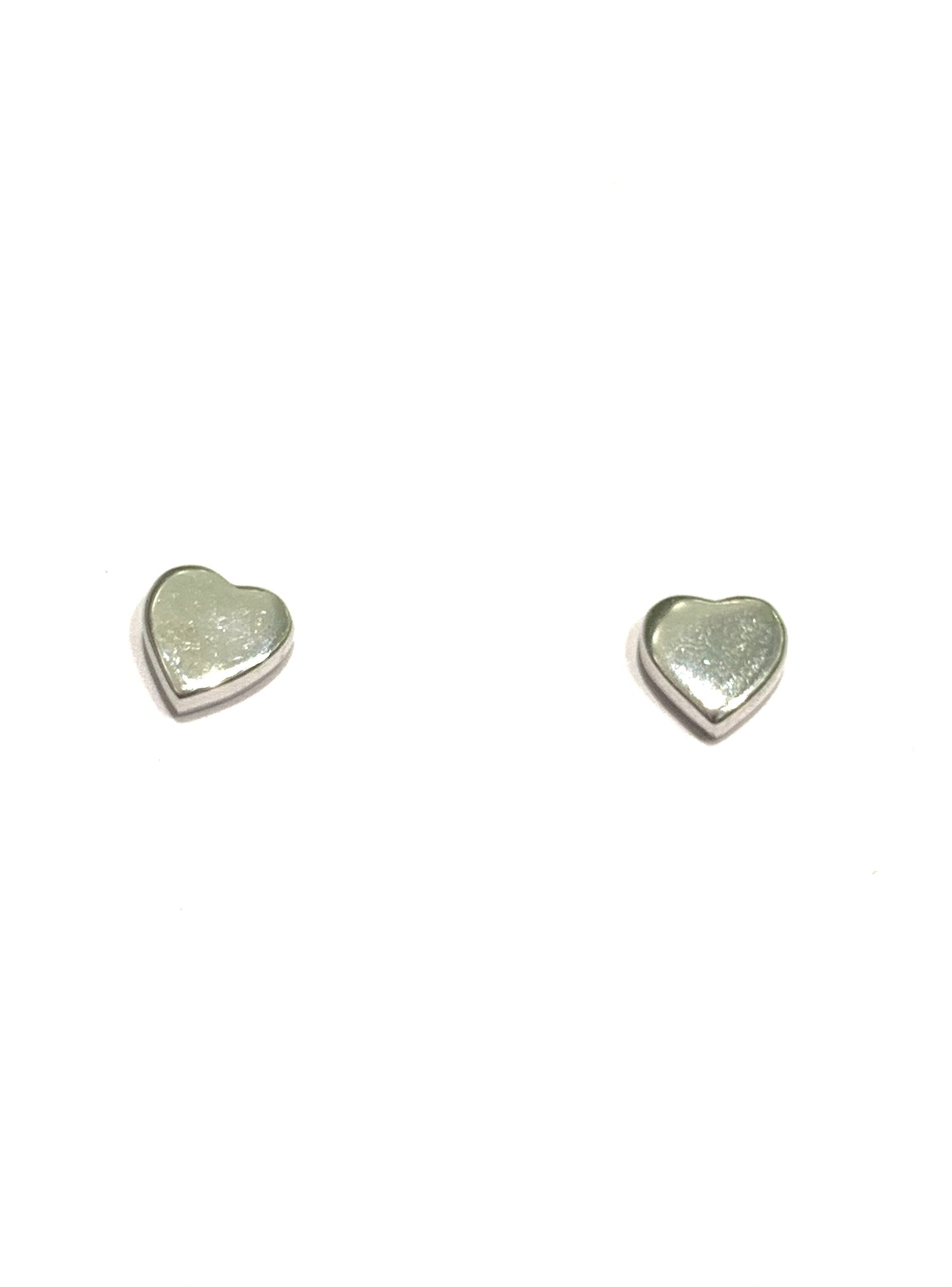Orecchini in oro bianco 9kt con cuori. Dimensione 0,6 cm. Chiusura con farfalline.