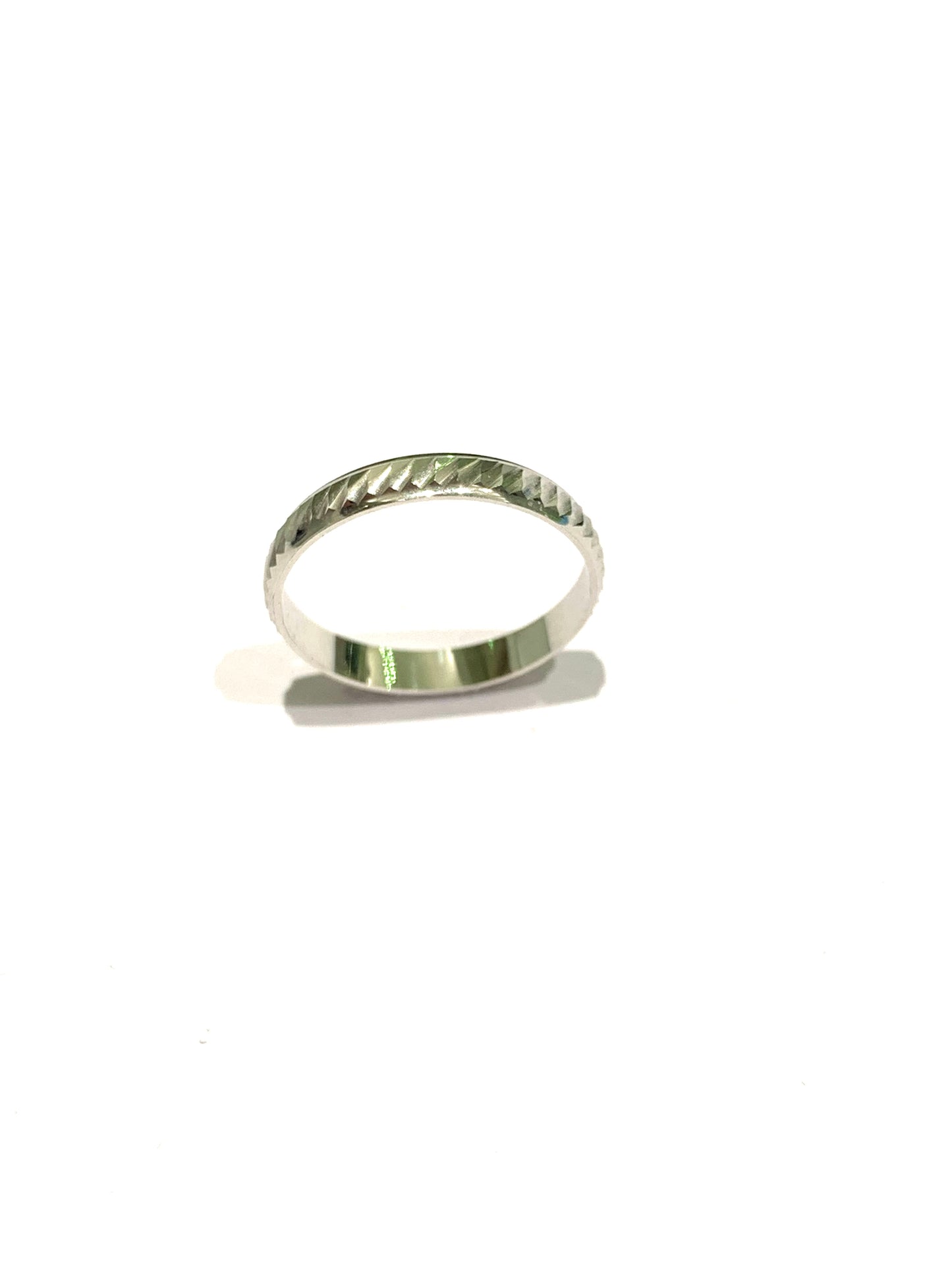 Anello fedina in oro bianco 18kt con disegni satinati. Dimensione parte superiore anello 0,3 cm. Disponibili più misure.