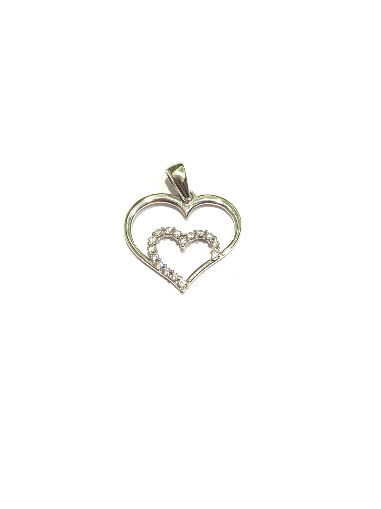 Ciondolo per collana in oro bianco 18kt con cuore esterno liscio e cuore interno ricoperto da zirconi. Dimensione 1,6 cm.
