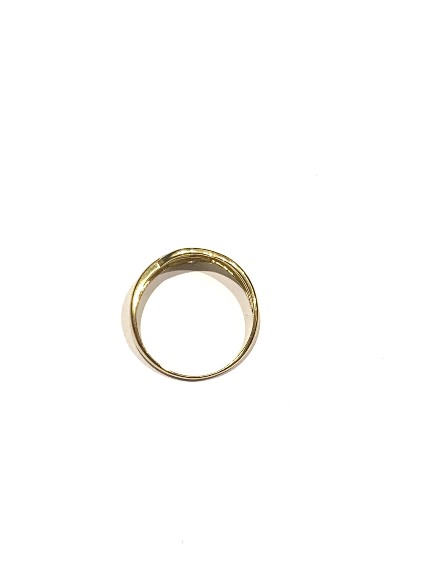 Anello a fascia in oro giallo 9kt con fascia in oro bianco incrociata. Misura 16. Larghezza nella parte superiore 0,6 cm.