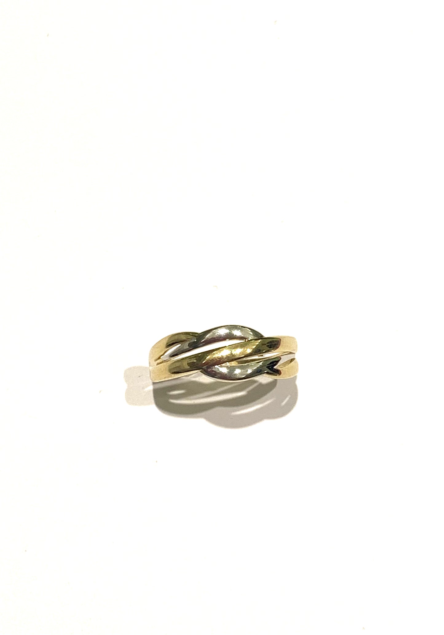 Anello a fascia in oro giallo 9kt con fascia in oro bianco incrociata. Misura 16. Larghezza nella parte superiore 0,6 cm.