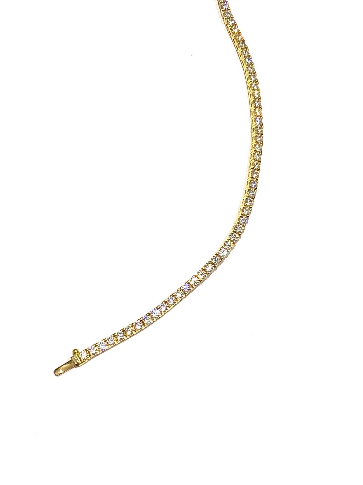 Bracciale tennis in oro giallo 18kt con zirconi. Lunghezza 19,5 cm. Dimensione zirconi 0,2 cm.