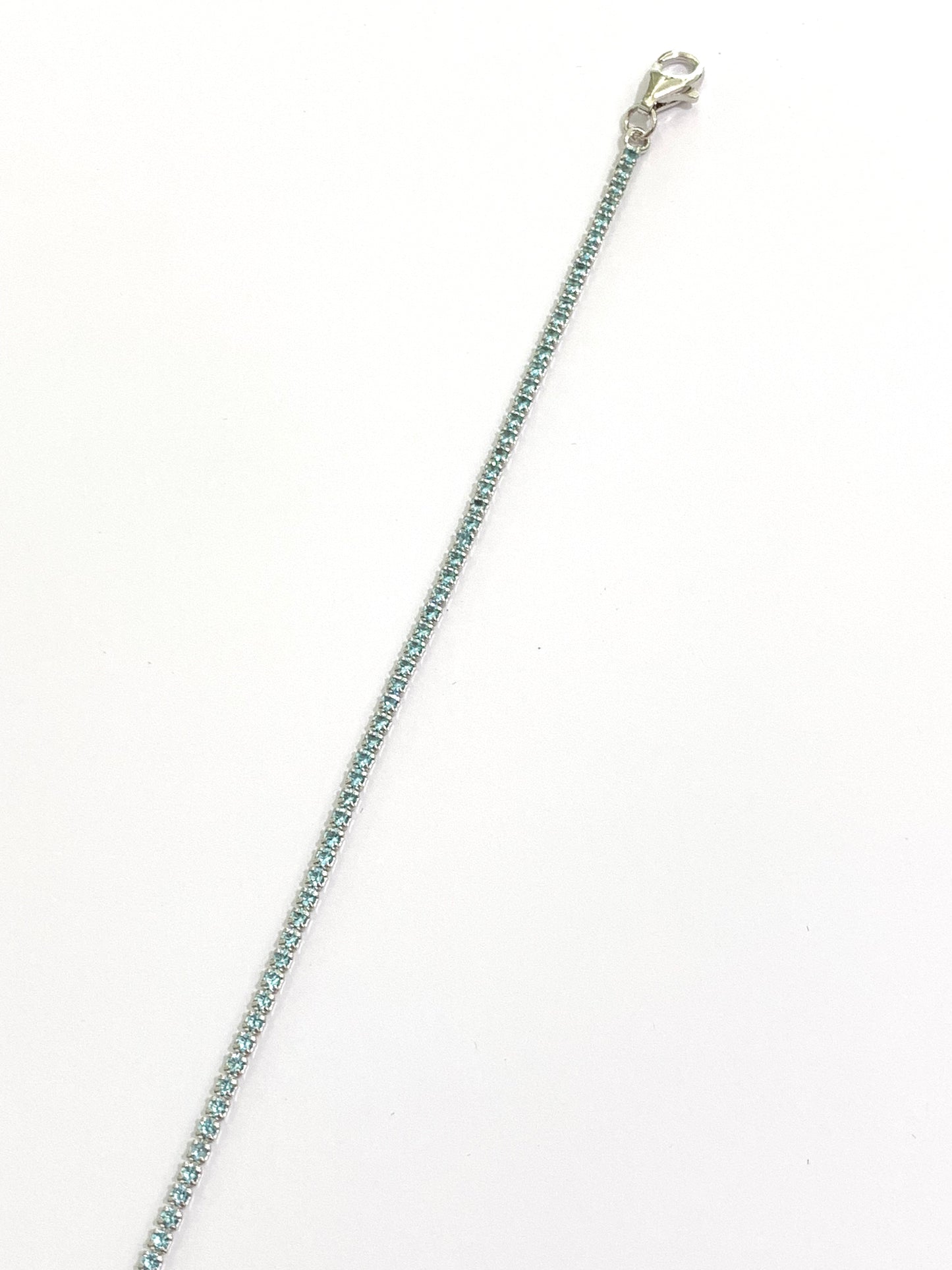 Bracciale tennis sottile in argento con zirconi colorati.
Disponibili più varianti: rosa, lilla, bianco, rosso, acquamarina, dorato.
Lunghezza regolabile da 16,5 a 19,5 cm.
Larghezza totale 0,2 cm.