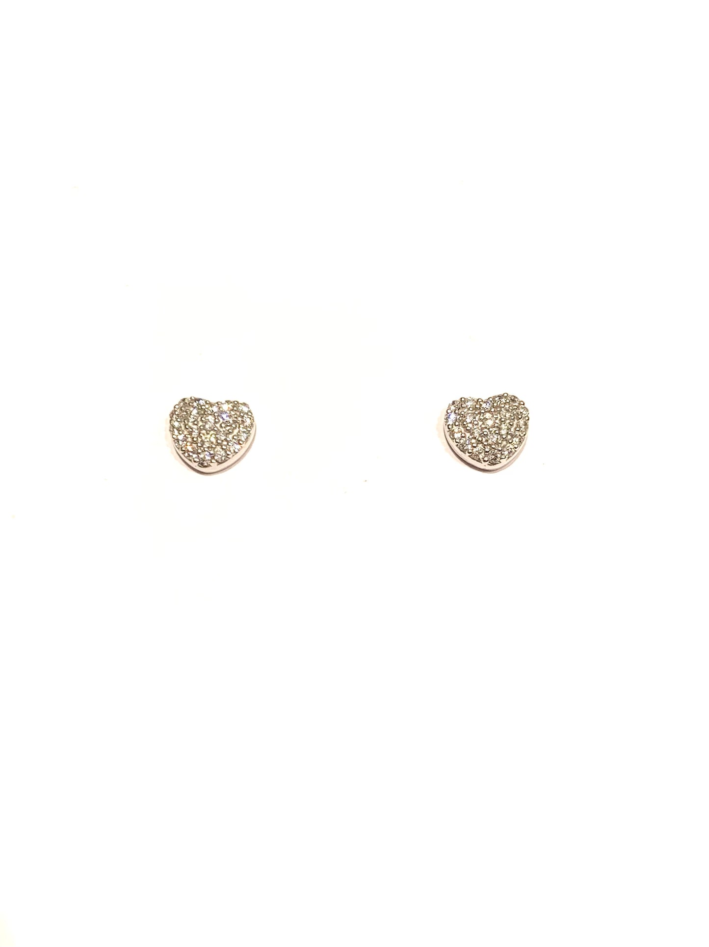 Orecchini in oro bianco 18kt con cuori bombati interamente ricoperti da zirconi. Dimensione 0,6 cm. Chiusura con farfalline.