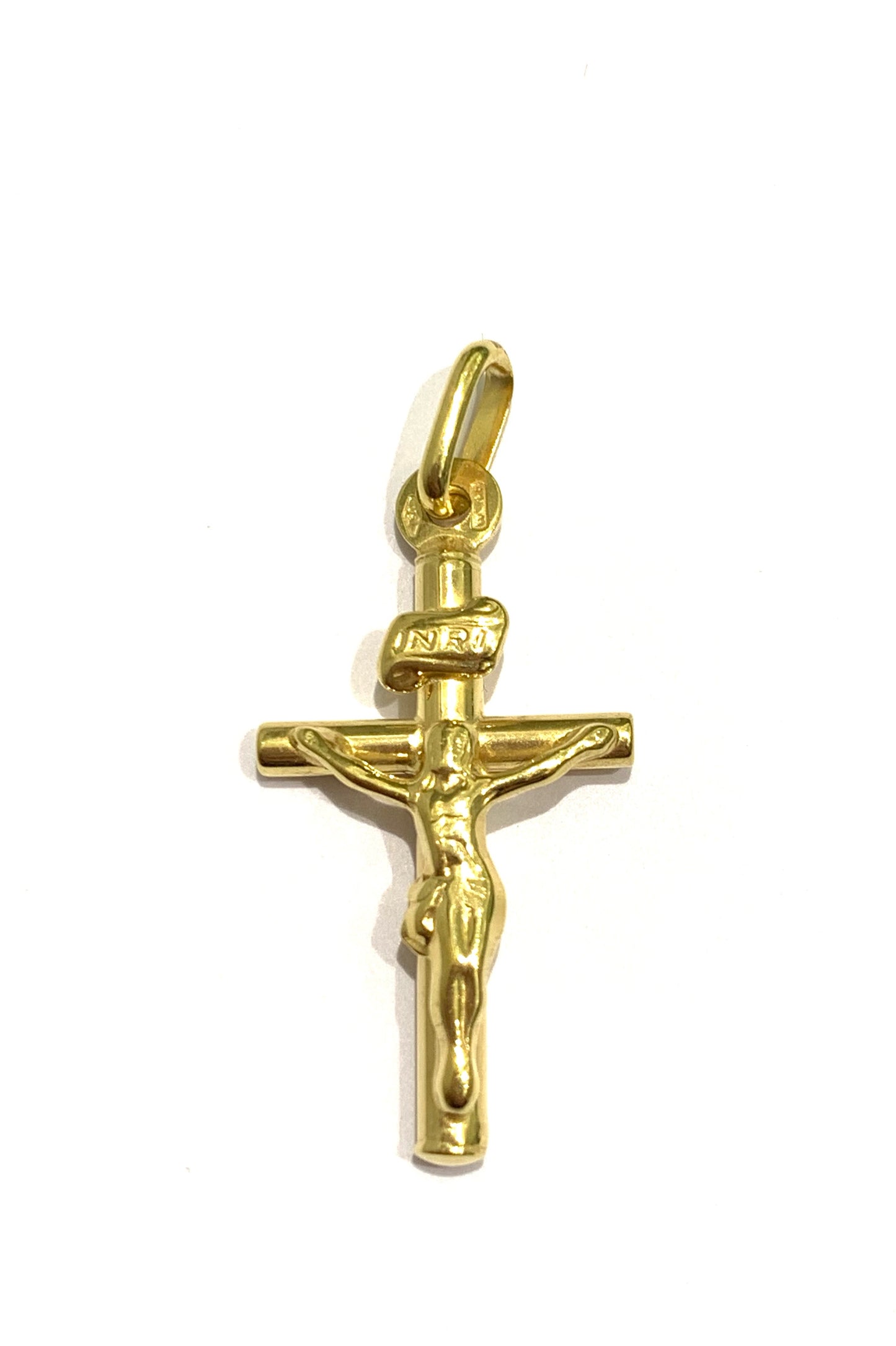 Ciondolo per collana in oro giallo 18kt con croce con Cristo e scritta “INRI”. Dimensione 1,3x2,8 cm incluso 0,8 cm di anellino.
