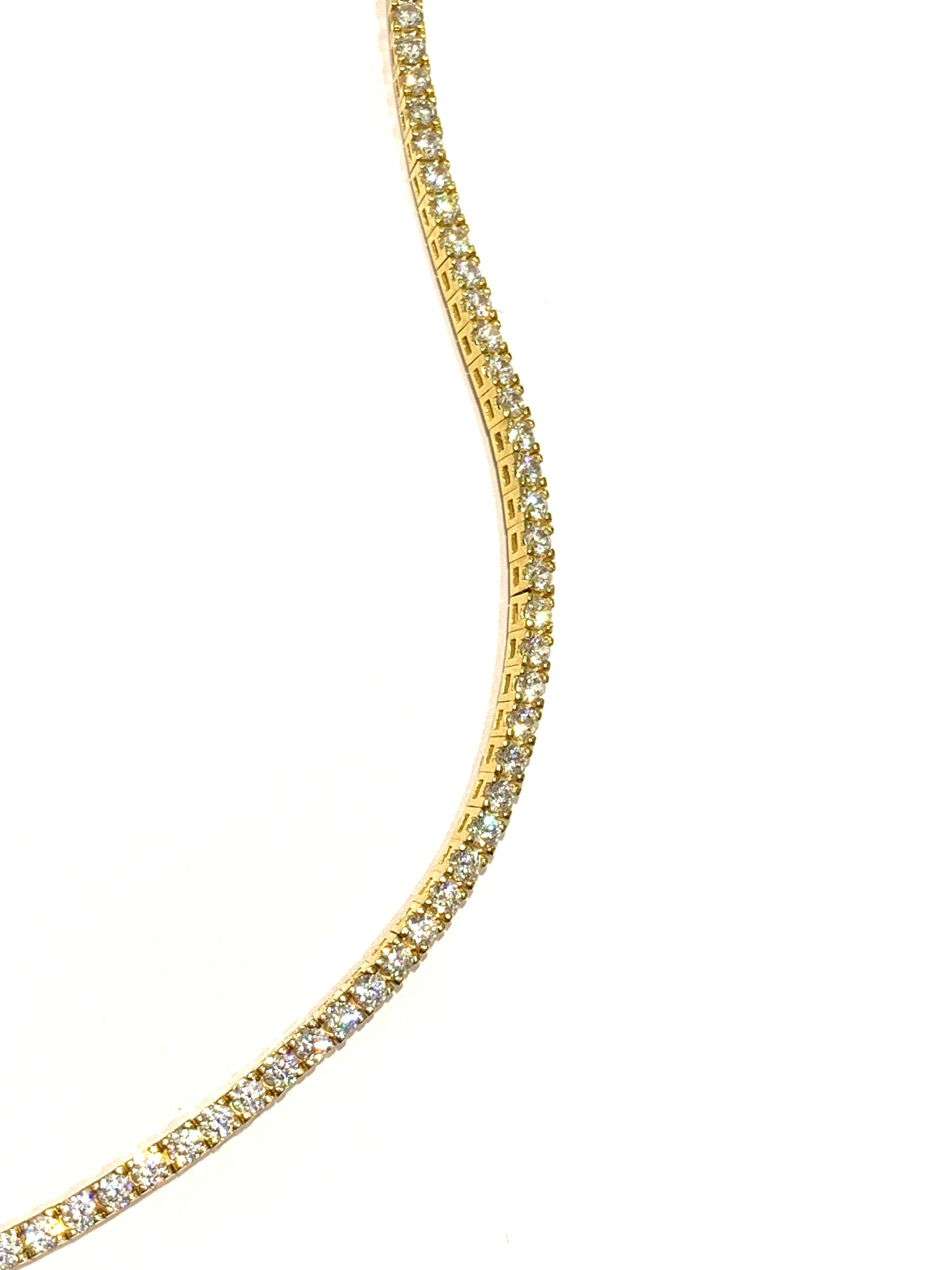 Bracciale tennis in oro giallo 18kt con zirconi. Lunghezza 19,5 cm. Dimensione zirconi 0,2 cm.