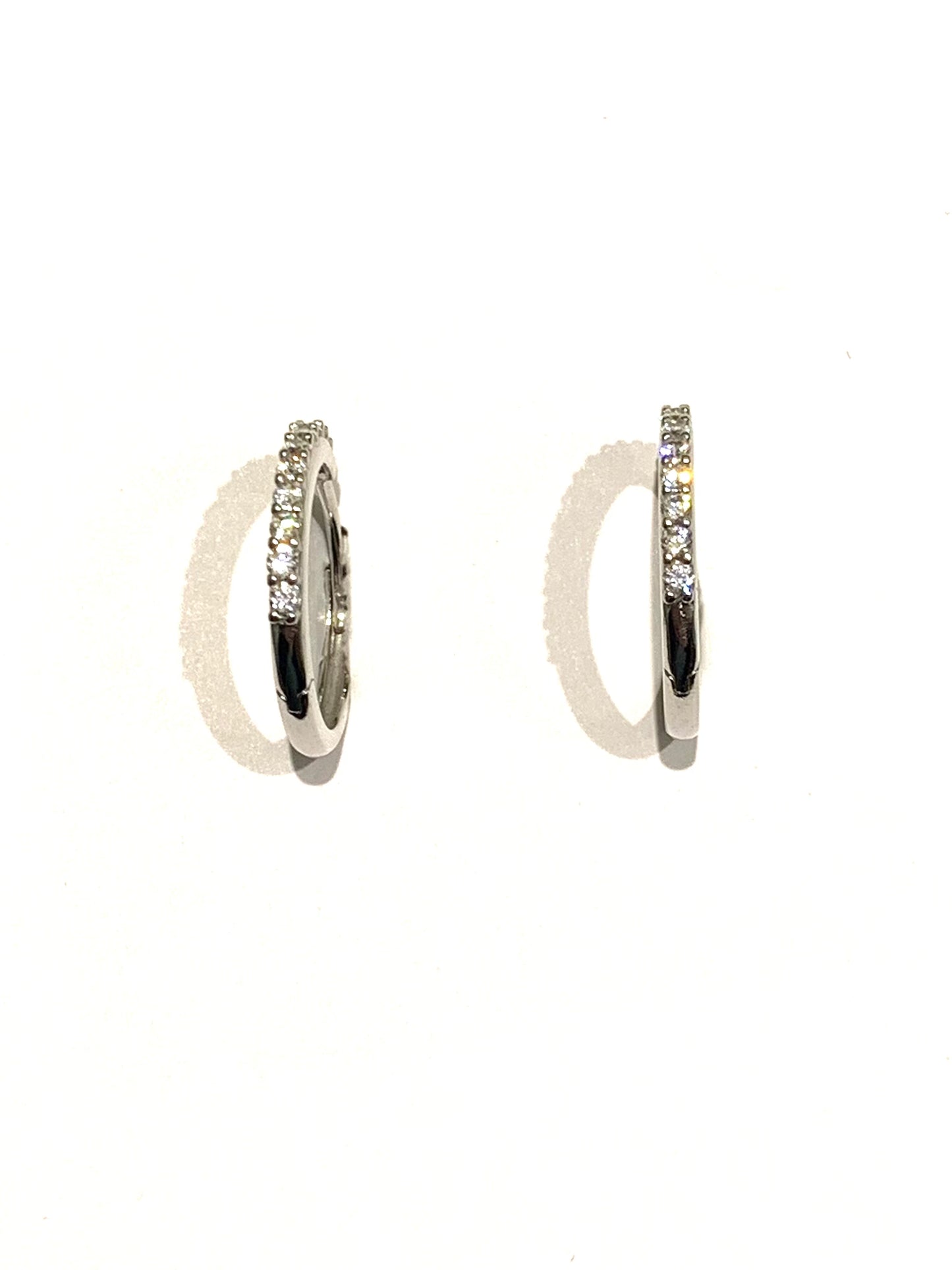 Orecchini in oro bianco 18kt ricoperti da zirconi bianchi.
Diametro interno 1 cm.
Spessore 0,15 cm.
Chiusura a scatto.