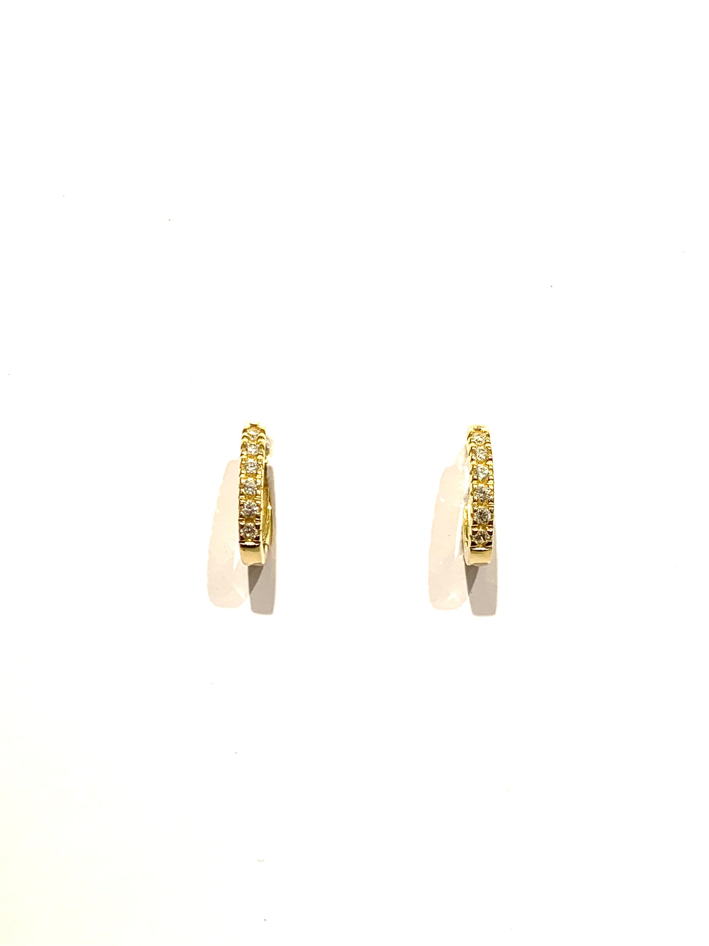 Orecchini oro giallo 18kt a cerchio ovale e zirconi