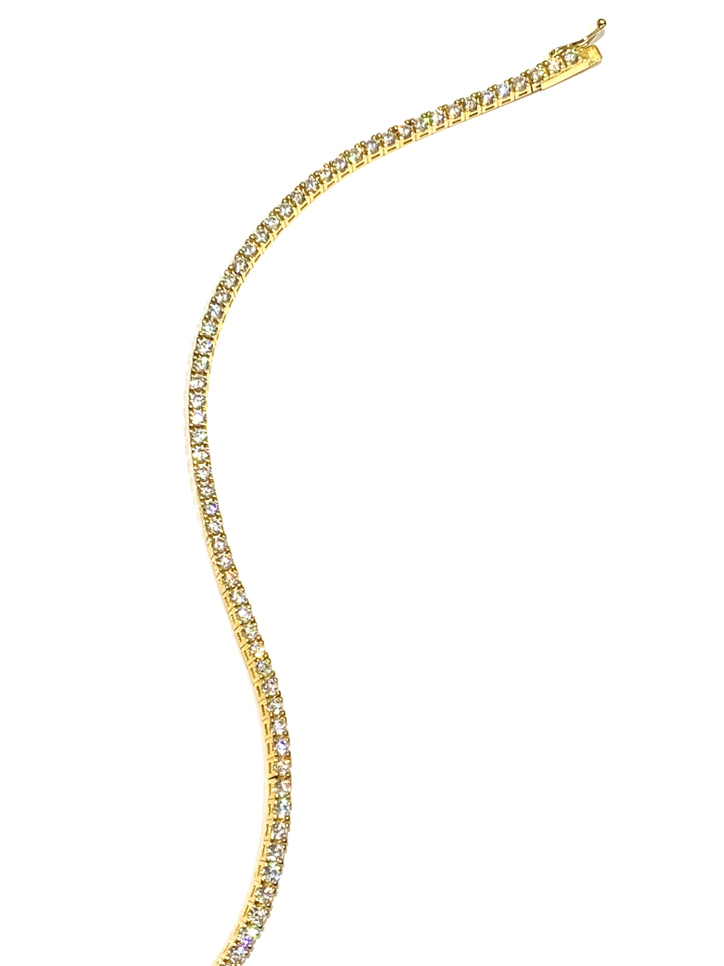 Bracciale tennis in oro giallo 18kt con zirconi. Lunghezza 19,5 cm. Dimensione zirconi 0,2 cm.