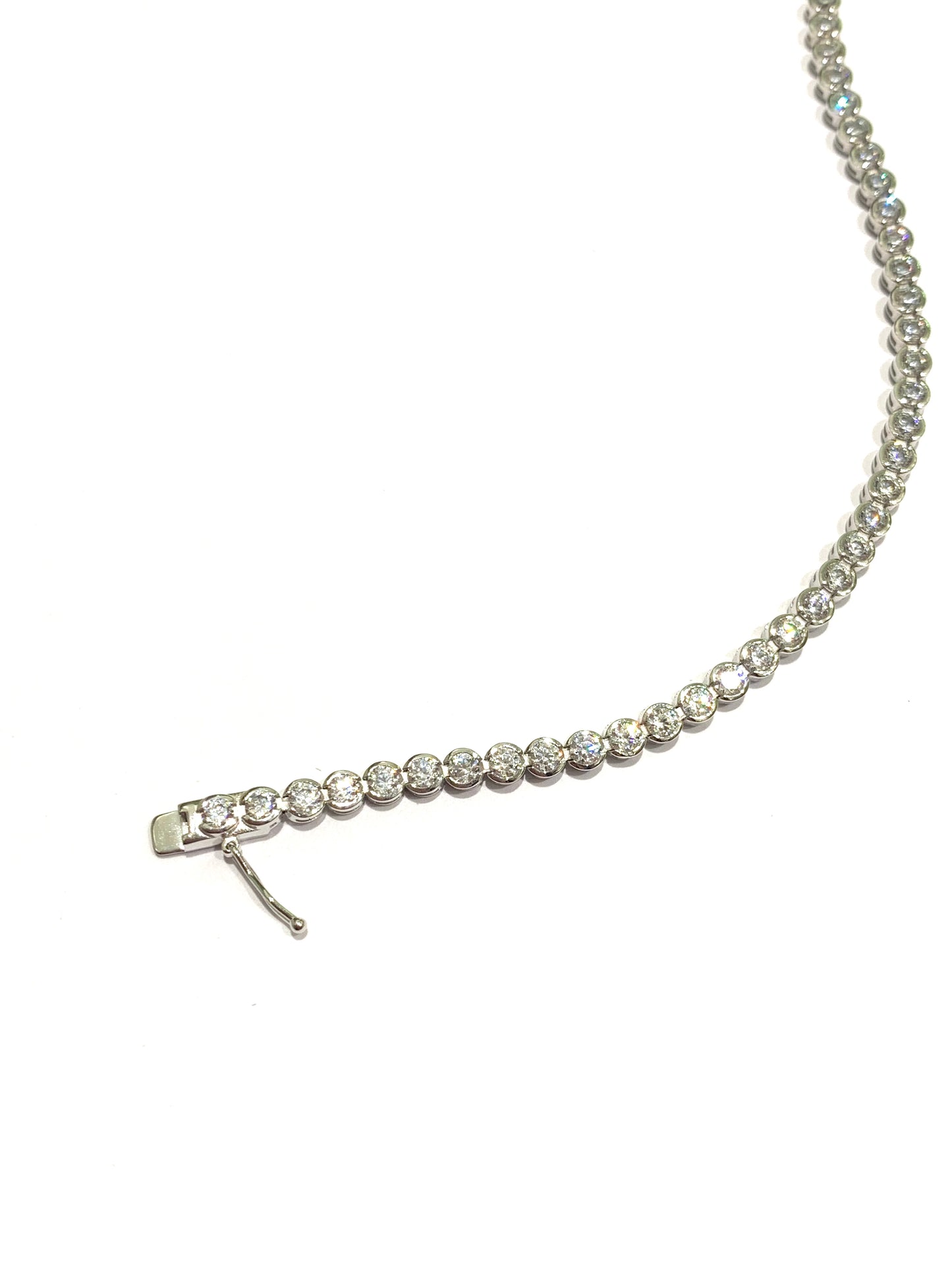 Bracciale tennis in oro giallo 18kt con zirconi. Lunghezza 19,5 cm. Dimensione zirconi 0,2 cm.