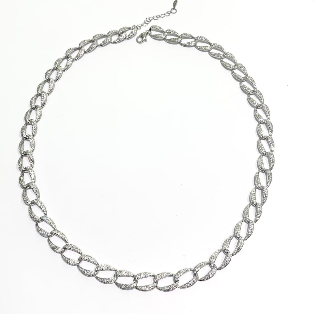 Collana in argento con maglia a groumette ricoperta da zirconi. Lunghezza regolabile da 42 cm a 50 cm. Larghezza 0,8 cm. Spessore 0,2 cm. Spedizione gratuita con confezione regalo.