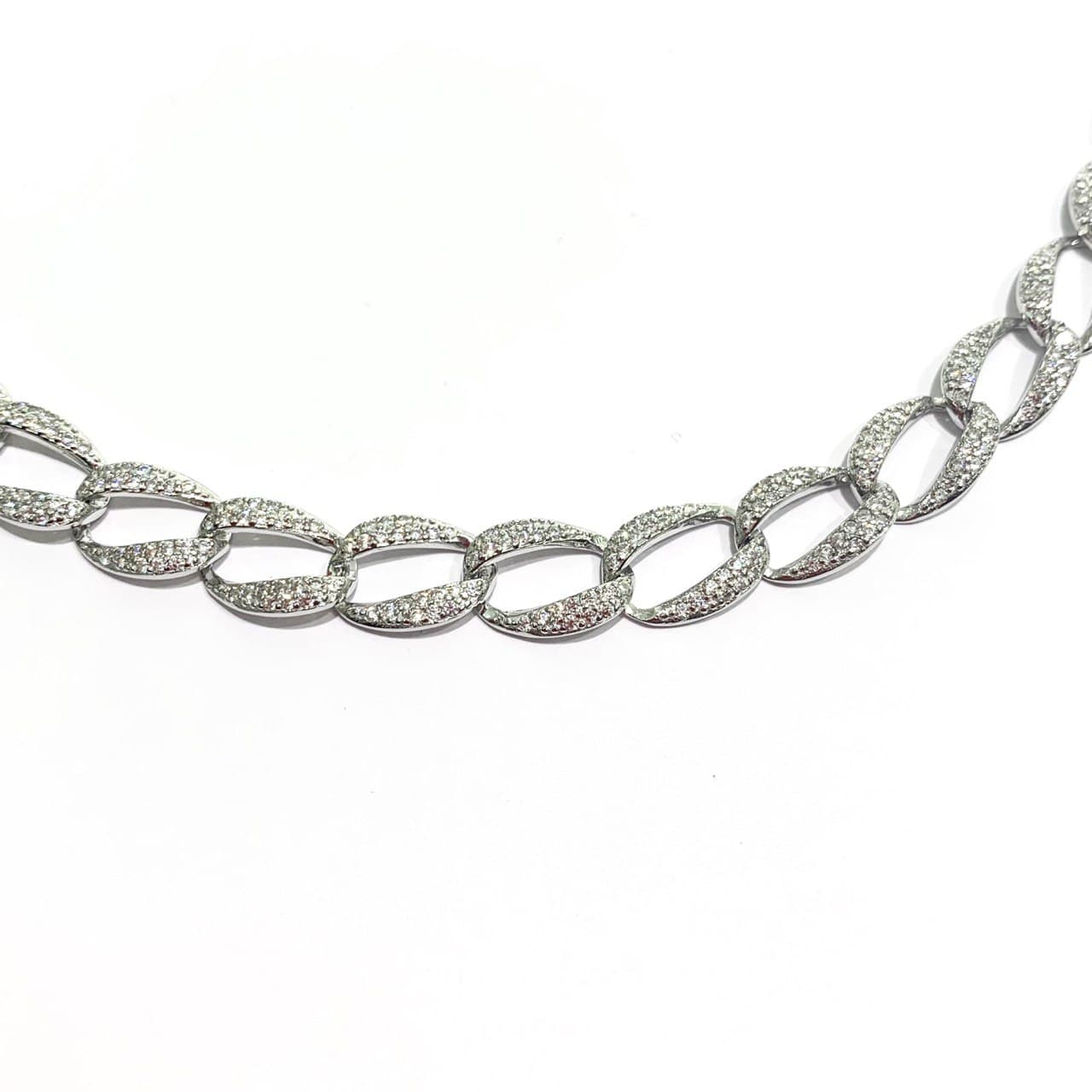 Collana in argento con maglia a groumette ricoperta da zirconi. Lunghezza regolabile da 42 cm a 50 cm. Larghezza 0,8 cm. Spessore 0,2 cm. Spedizione gratuita con confezione regalo.
