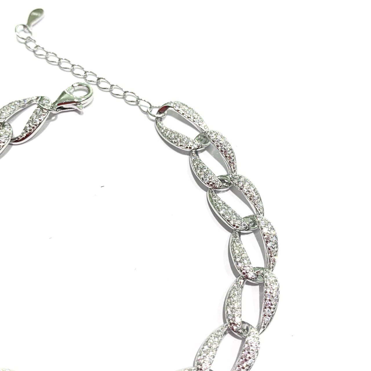 Collana in argento con maglia a groumette ricoperta da zirconi. Lunghezza regolabile da 42 cm a 50 cm. Larghezza 0,8 cm. Spessore 0,2 cm. Spedizione gratuita con confezione regalo.