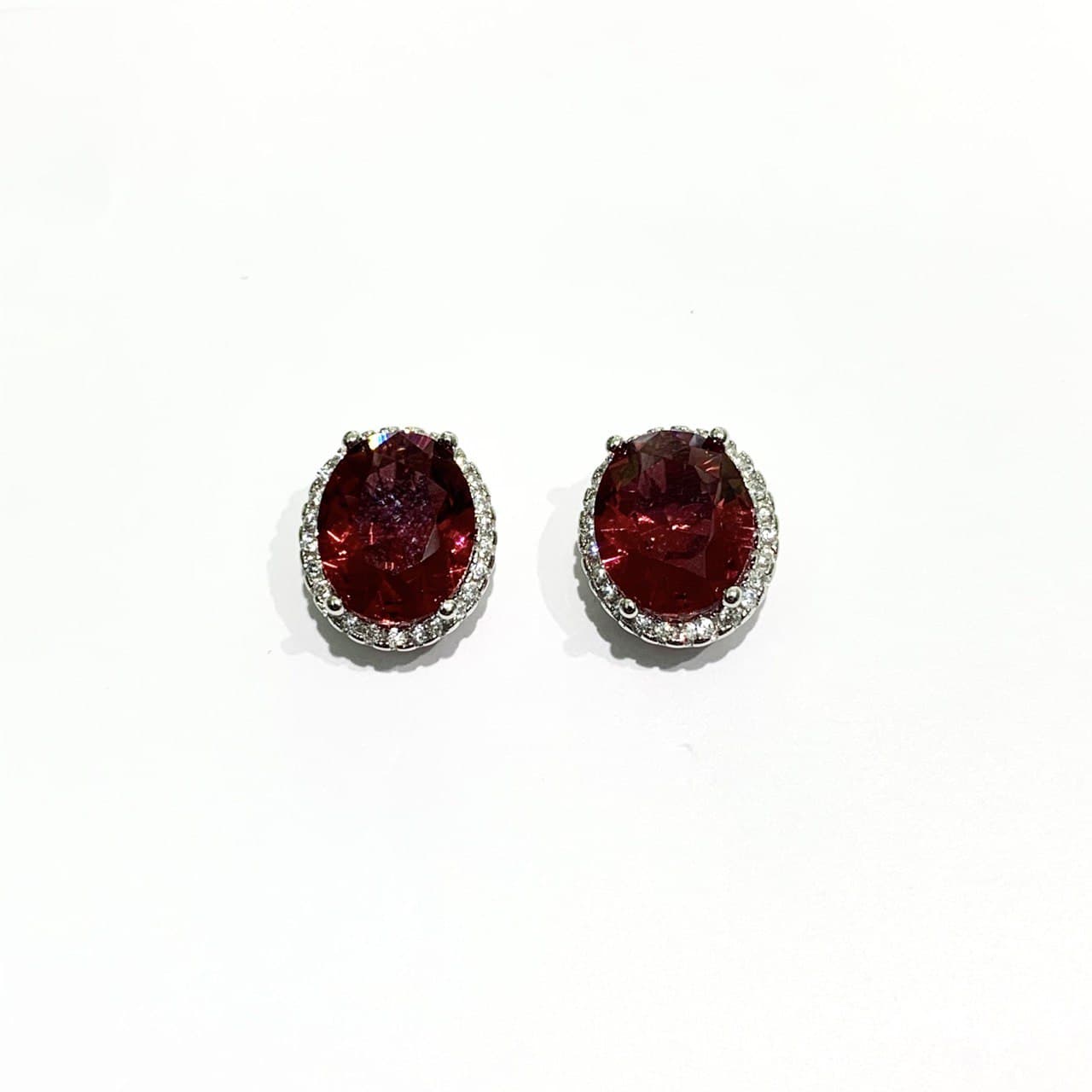 Orecchini in argento con zircone ovale circondato da zirconi bianchi.
Disponibile in più colori: rubino e zaffiro.
Dimensione 0,8x1,1 cm.
Chiusura con farfalline.