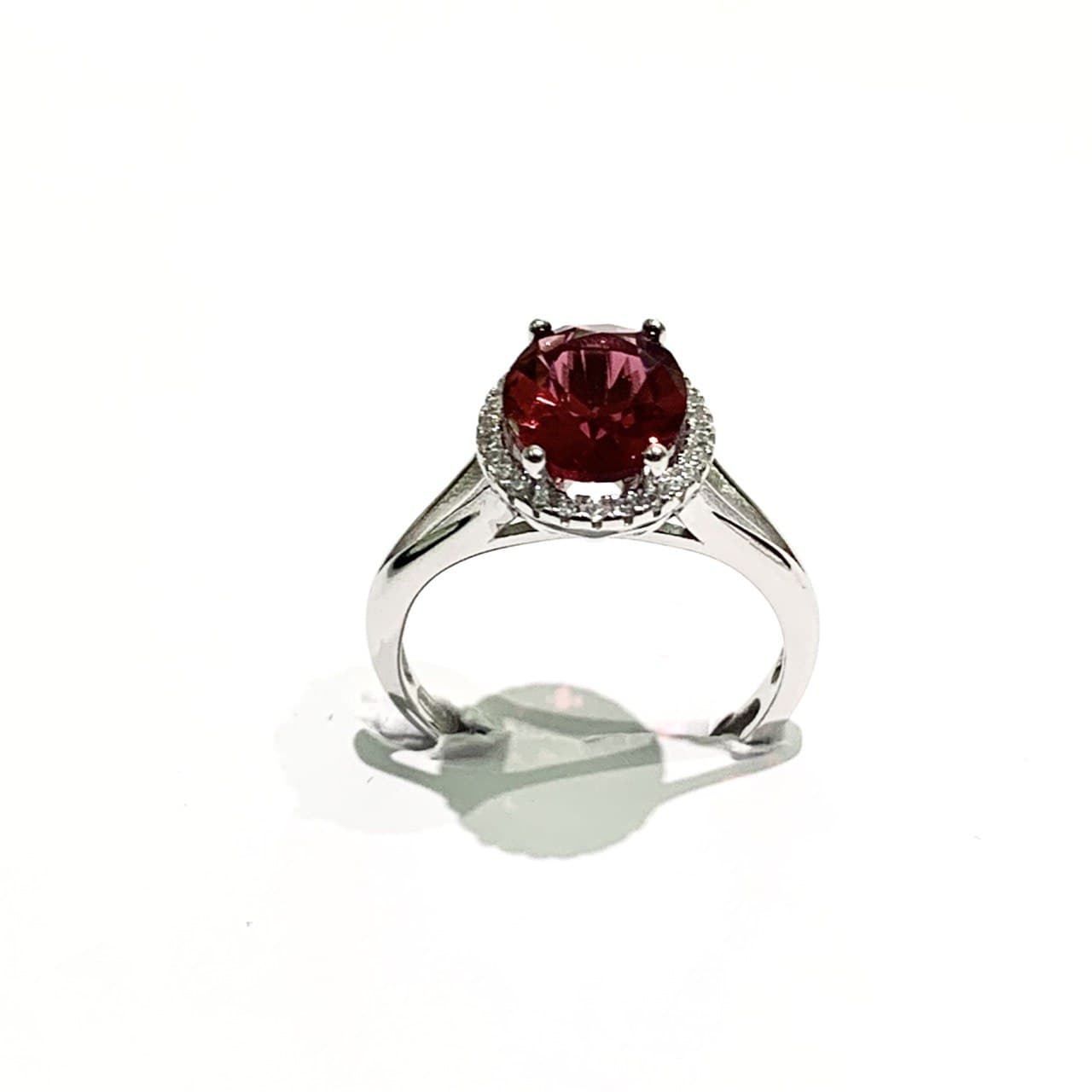 Anello in argento con zircone ovale colorato circondato da zirconi bianchi.
Disponibile in più colori.
Misure regolabili in ogni anello.