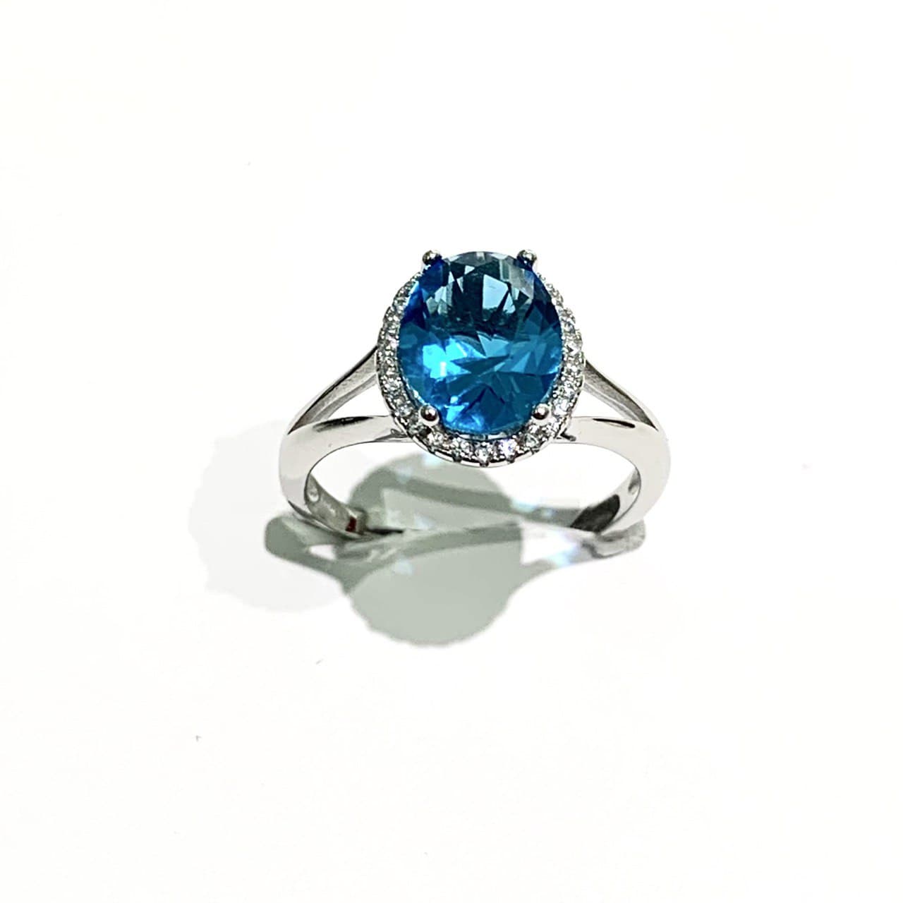 Anello in argento con zircone ovale colorato circondato da zirconi bianchi.
Disponibile in più colori.
Misure regolabili in ogni anello.