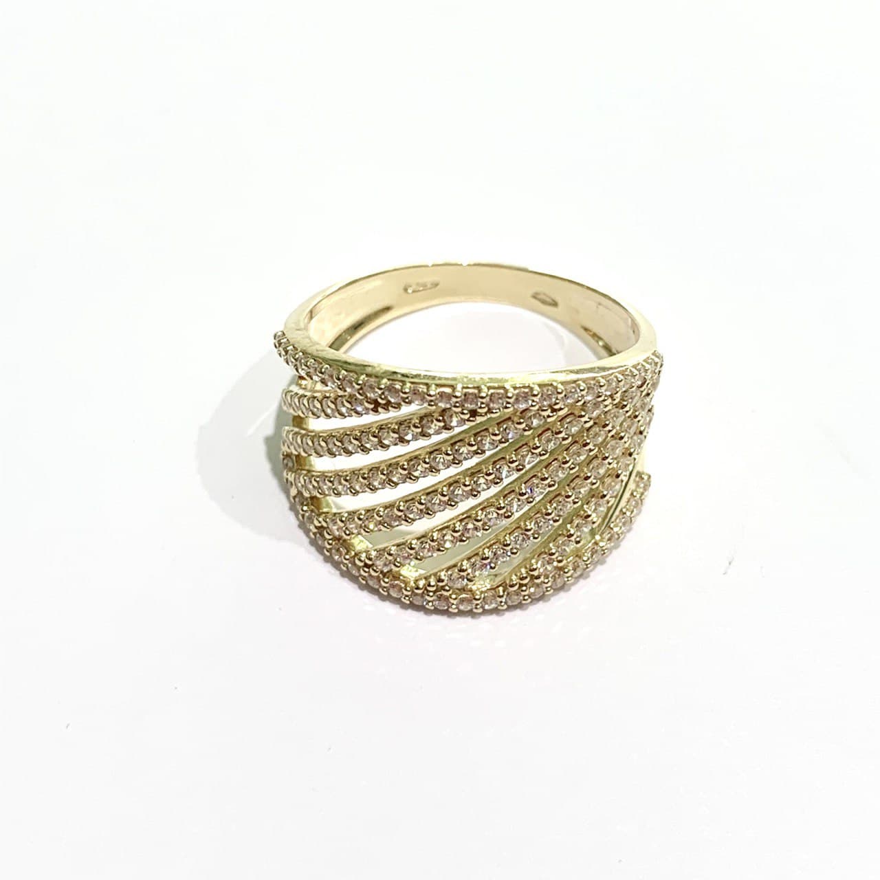Anello a fascia in oro giallo 18kt con barrette diagonali ricoperte da zirconi. Larghezza 1,5 cm nella parte centrale e 1 cm ai lati. Misura 16.