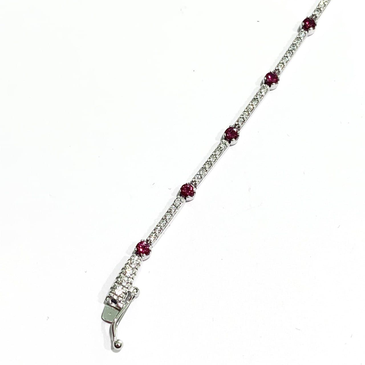 Bracciale tennis oro bianco 18kt con zirconi bianchi e zirconi colore rubino. Lunghezza 18,5 cm. Dimensione zirconi bianchi 0,1 cm. Dimensione zirconi colore rubino 0,2 cm. Spedizione gratuita con confezione regalo.
