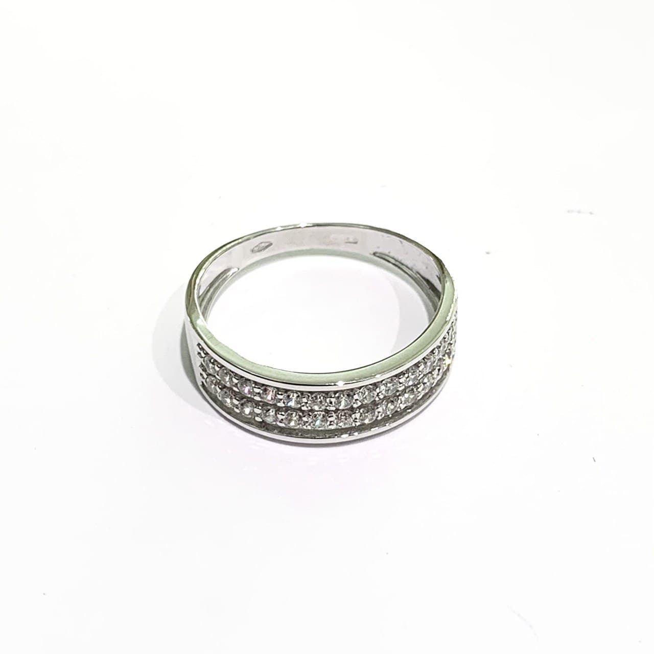 Anello a fascia in oro bianco 18kt ricoperto da due file di zirconi nella parte anteriore. Larghezza 0,5 cm. Misura 14.