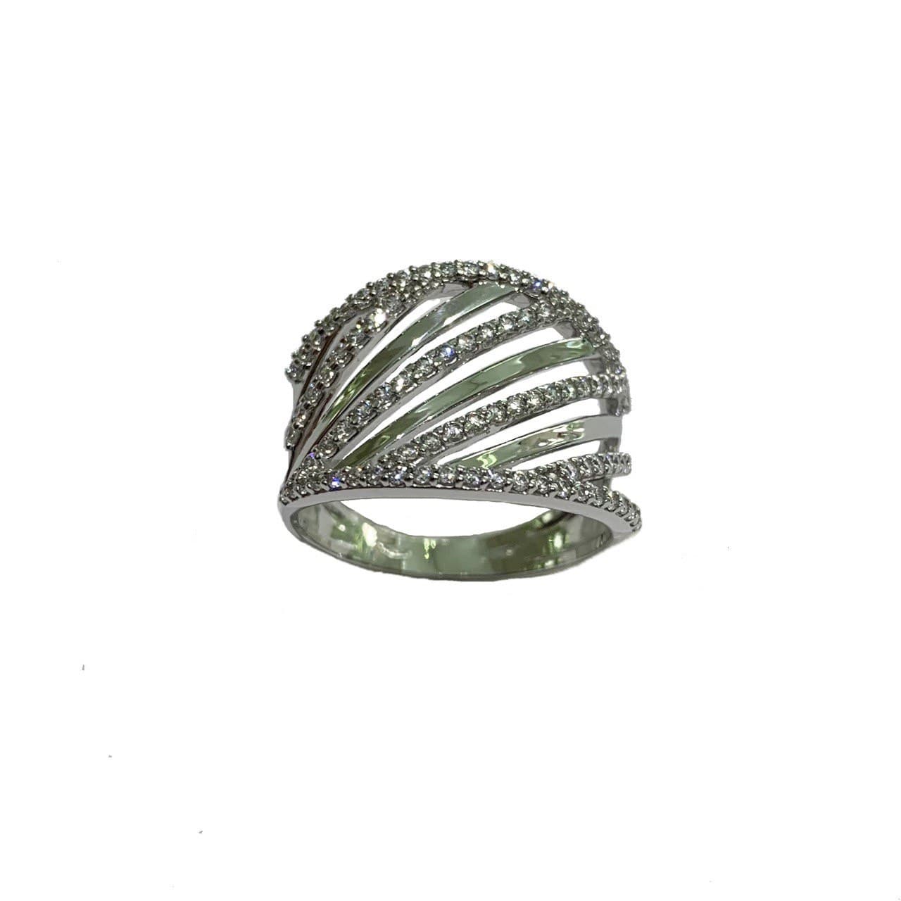 Anello a fascia in oro bianco 18kt con barrette diagonali lisce alternate a barrette ricoperte da zirconi. Larghezza 1,5 cm nella parte centrale e 1 cm ai lati. Misura 16.