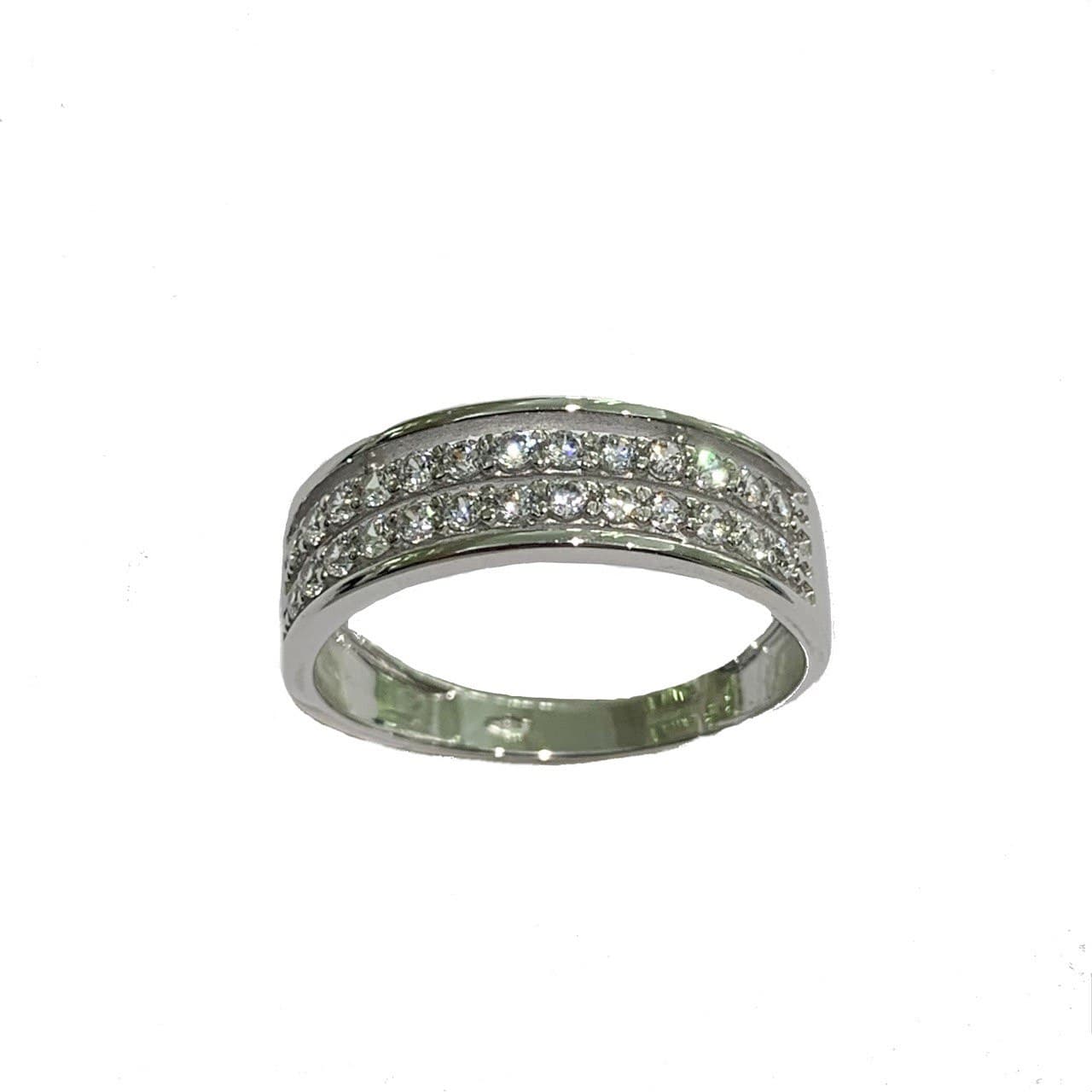 Anello a fascia in oro bianco 18kt ricoperto da due file di zirconi nella parte anteriore. Larghezza 0,5 cm. Misura 14.