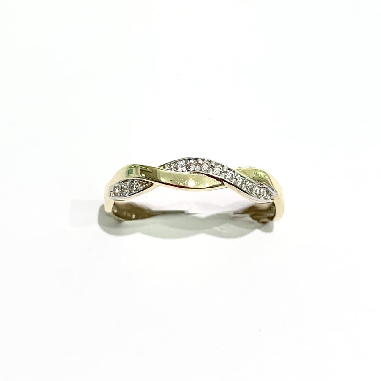 Anello in oro giallo 18kt con due trecce di cui una ricoperta da zirconi. Larghezza 0,3 cm. Misura 15.