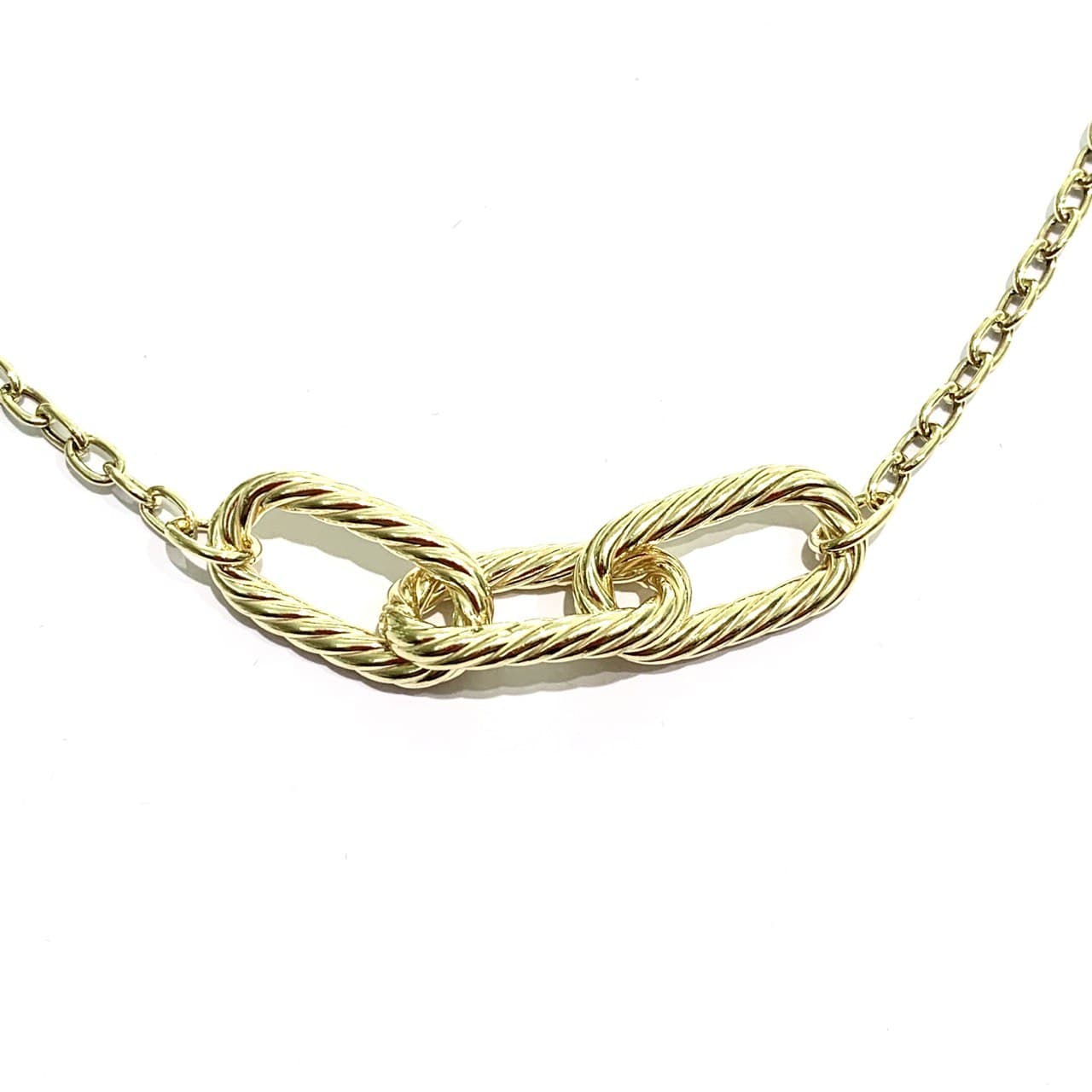 Collana in argento dorato con maglia a catena con tre anelli centrali. Lunghezza totale 45 cm, regolabile in ogni maglia della catena. Larghezza anelli centrali 1 cm x 5 cm di lunghezza. Spessore catena 0,2 cm.