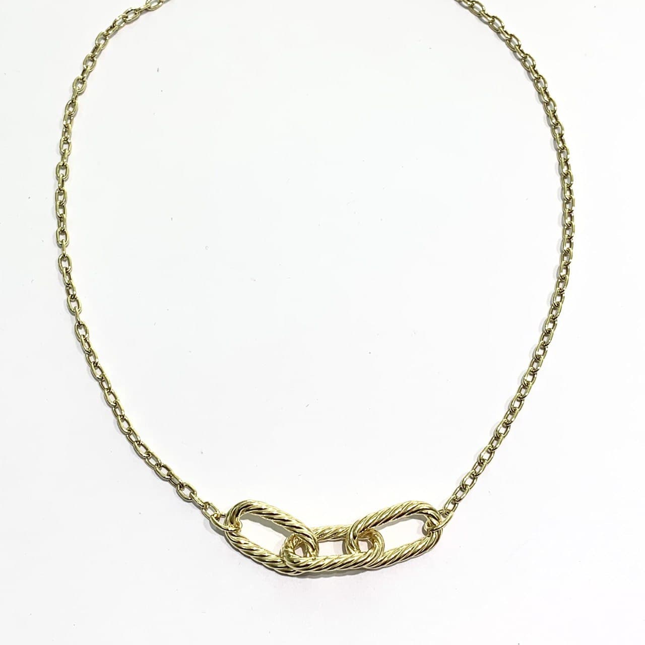 Collana in argento dorato con maglia a catena con tre anelli centrali. Lunghezza totale 45 cm, regolabile in ogni maglia della catena. Larghezza anelli centrali 1 cm x 5 cm di lunghezza. Spessore catena 0,2 cm.