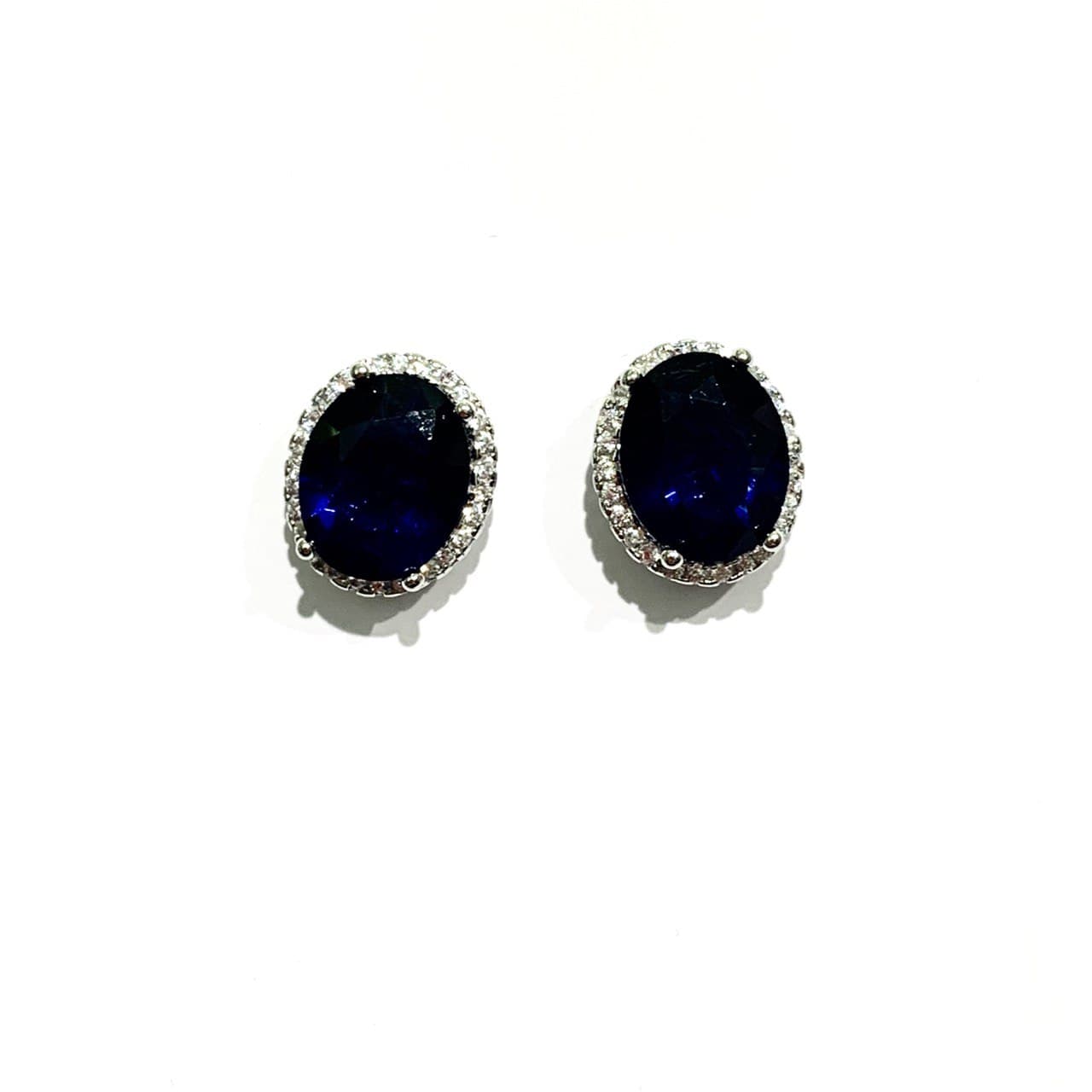 Orecchini in argento con zircone ovale circondato da zirconi bianchi.
Disponibile in più colori: rubino e zaffiro.
Dimensione 0,8x1,1 cm.
Chiusura con farfalline.
