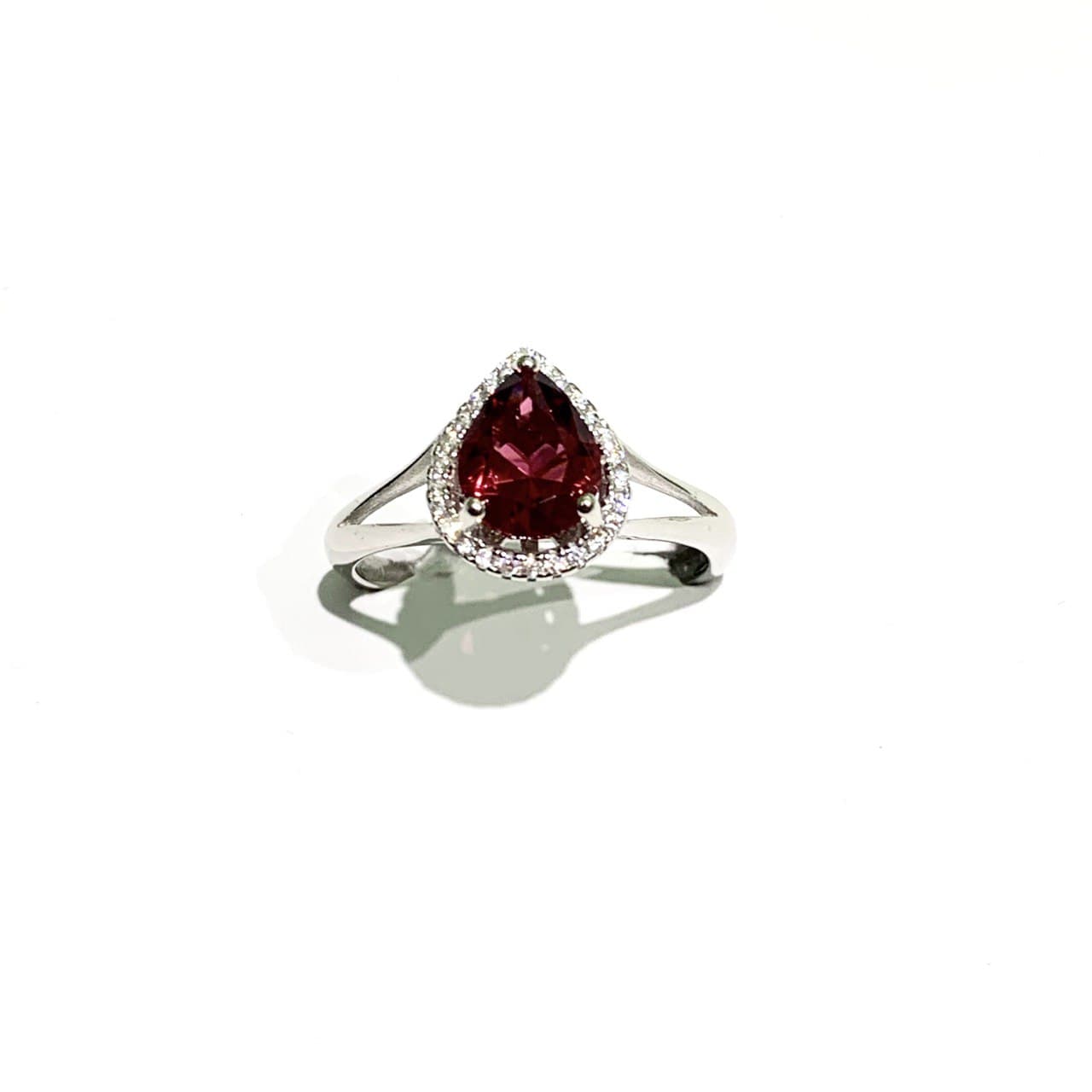 Anello in argento con zircone a goccia colorato circondato da piccoli zirconi bianchi. Disponibile in più colori: rubino, turchese e zaffiro. Dimensioni zircone 1,2 cm di lunghezza x 0,9 cm di larghezza. Misure regolabili da 18 fino a 21.