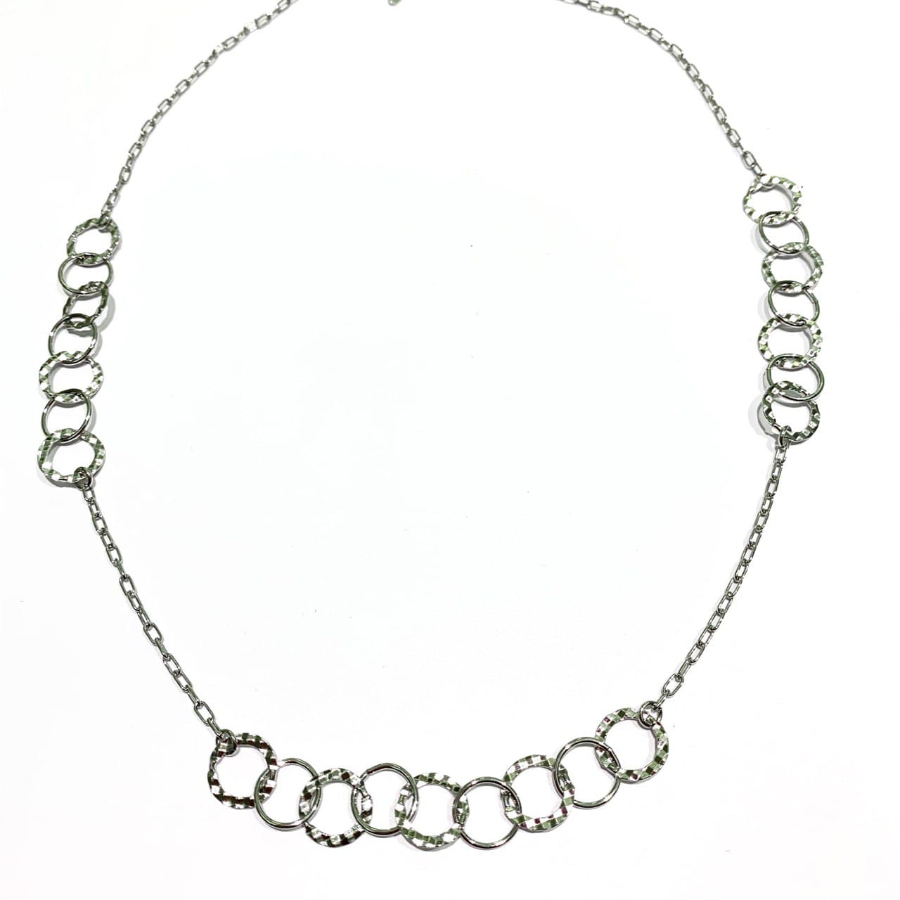 Collana in argento con maglia a catena con anelli Intrecciati
Lunghezza totale 49 cm, regolabile in ogni maglia della catena.
Larghezza anelli centrali 1 cm x 5,5 cm di lunghezza.
Spessore catena 0,2 cm.