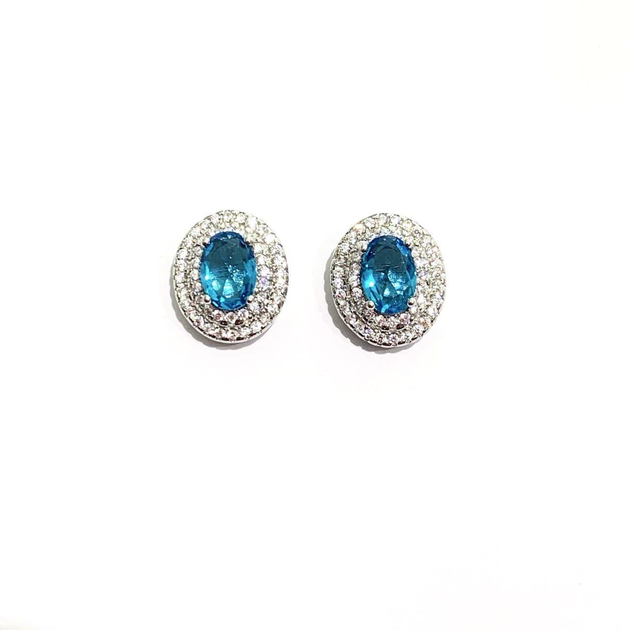 Orecchini in argento con zircone ovale colorato circondato da due giri di zirconi bianchi.
Dimensione 0,8x1,1 cm.
Chiusura con farfalline.