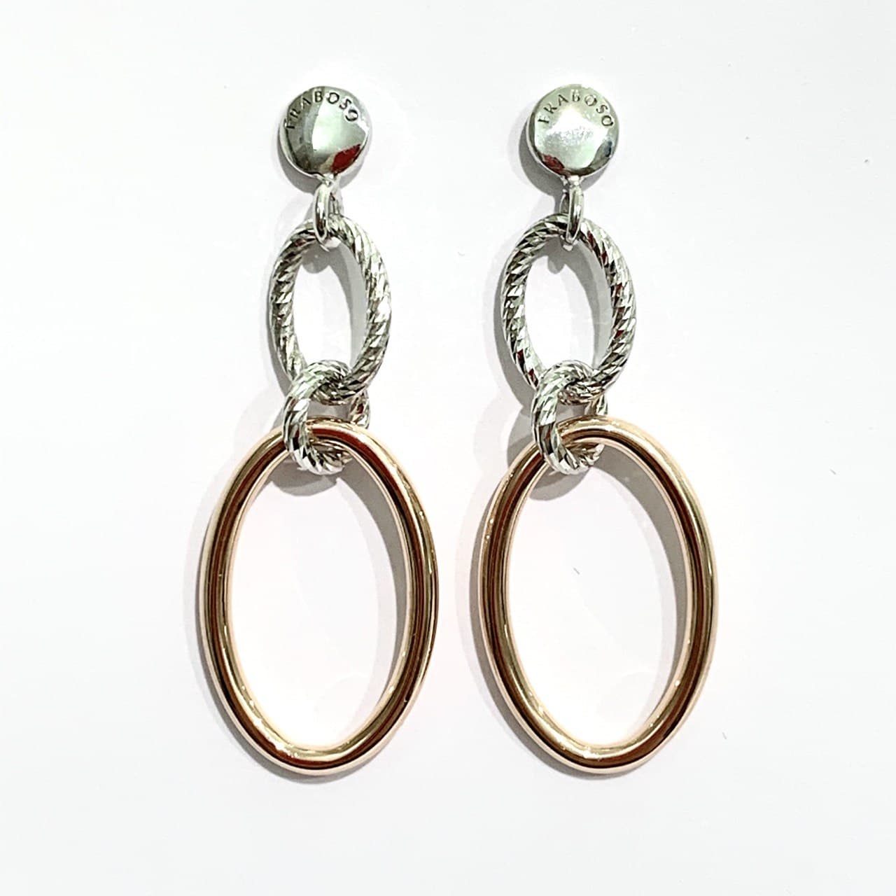 Orecchini in argento bicolore con cerchi a forma ovale satinati bianchi e lucidi bagnati nell'oro rosa. Dimensioni 4 cm di lunghezza, 1,3 cm di larghezza ovale rosa e 0,7 cm ovale bianco. Chiusura a farfallina. Spedizione gratuita con confezione regalo.