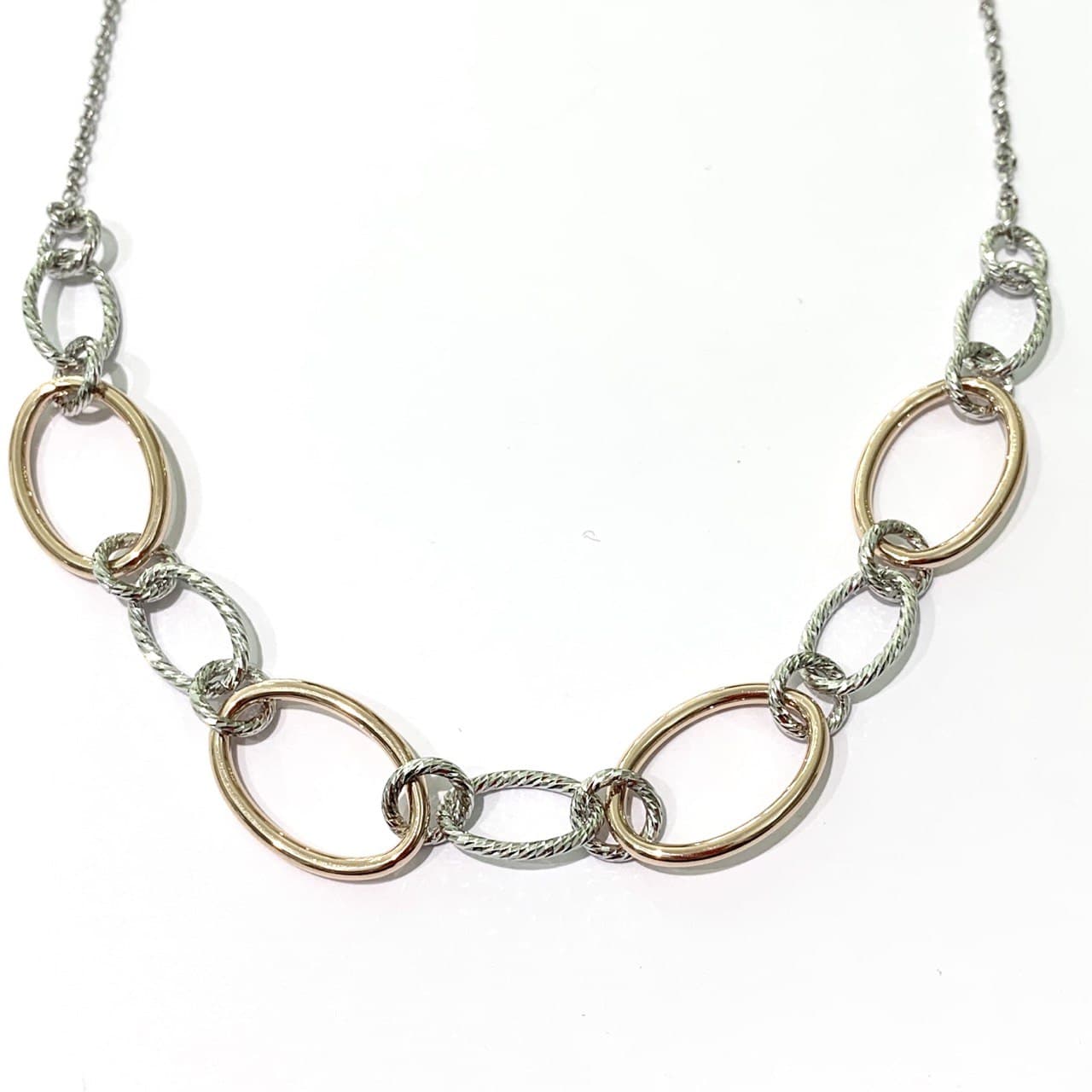Collana argento bicolore con cerchi ovali satinati bianchi e rosa