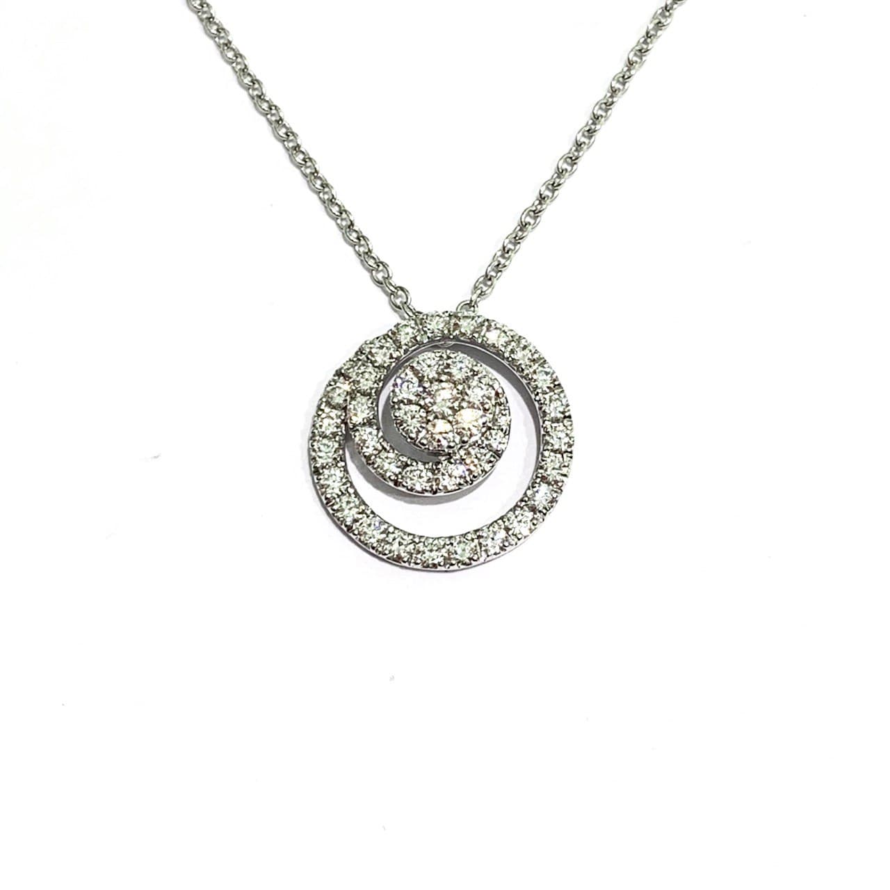 Collana in oro bianco 18kt con ciondolo a spirale ricoperto da diamanti. Lunghezza catena 42 cm. Caratura diamanti 0,68. Dimensioni ciondolo 1,5 cm. Spedizione gratuita con confezione regalo.