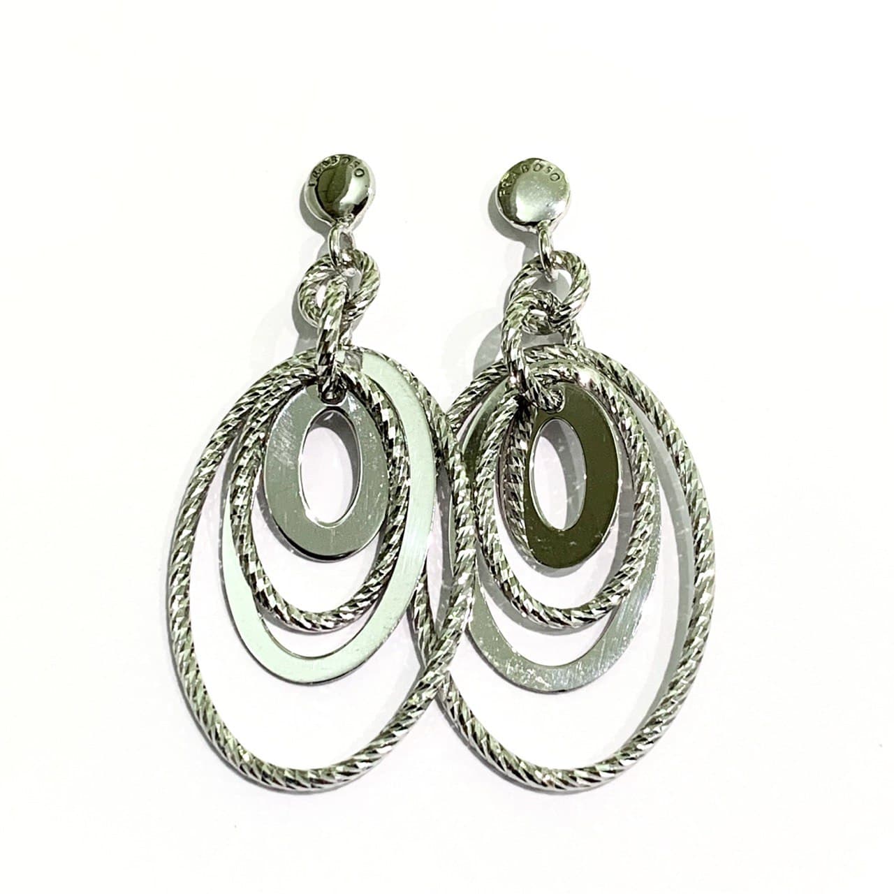 Orecchini in argento con cerchi a forma ovale satinati e lucidi. Lunghezza totale 5 cm. Larghezza 2 cm. Chiusura con farfalline. Spedizione gratuita con confezione regalo.