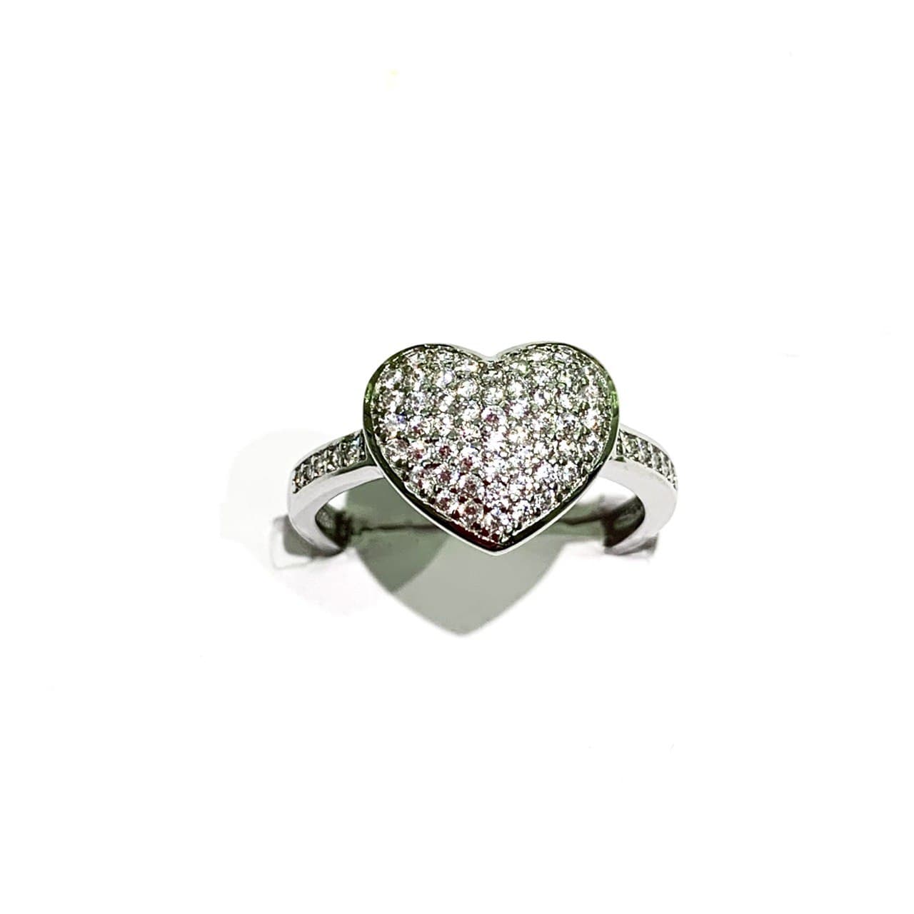 Anello in argento con cuore centrale e gambo ricoperto da zirconi. Dimensioni cuore 1,1 cm. Larghezza anello 0,2 cm. Misura regolabile da 14 a 17.