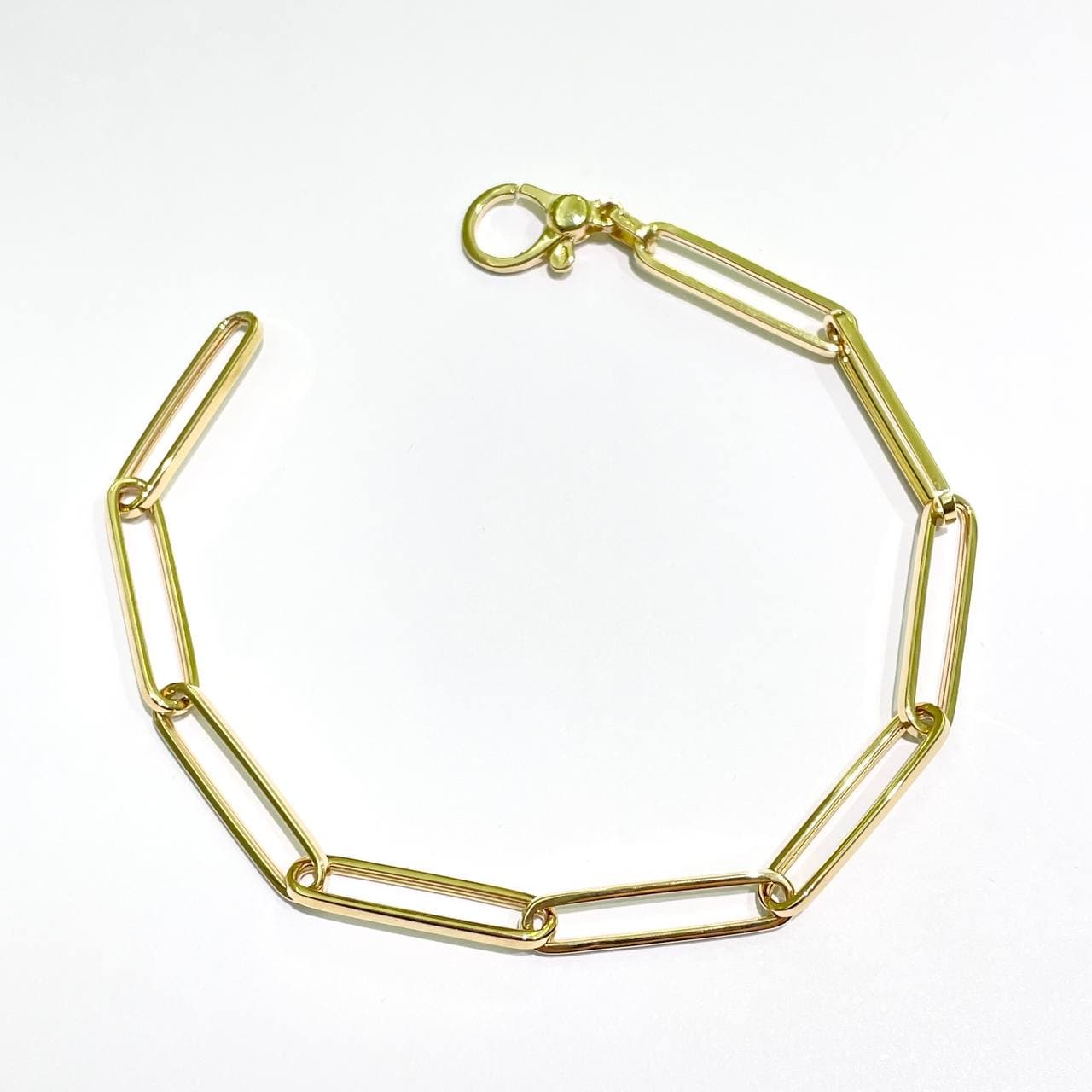 Bracciale in oro giallo 18kt con maglia a catena larga.
Lunghezza 20 cm, con possibilità di chiuderlo in ogni maglia.
Larghezza 0,4 cm.