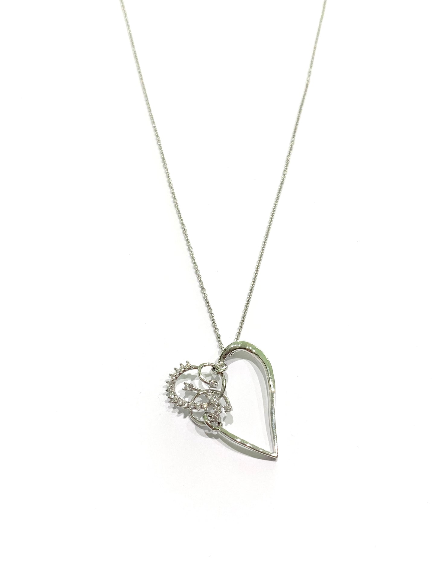 Collana in oro bianco 18kt con cuore composto da piccoli rametti ricoperti da zirconi bianchi.

Lunghezze catena 44 cm.

Dimensione ciondolo 2x2,5 cm.
