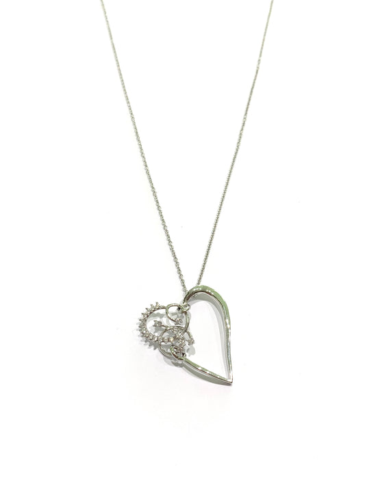 Collana in oro bianco 18kt con cuore composto da piccoli rametti ricoperti da zirconi bianchi.
Lunghezze catena 44 cm.
Dimensione ciondolo 2x2,5 cm.