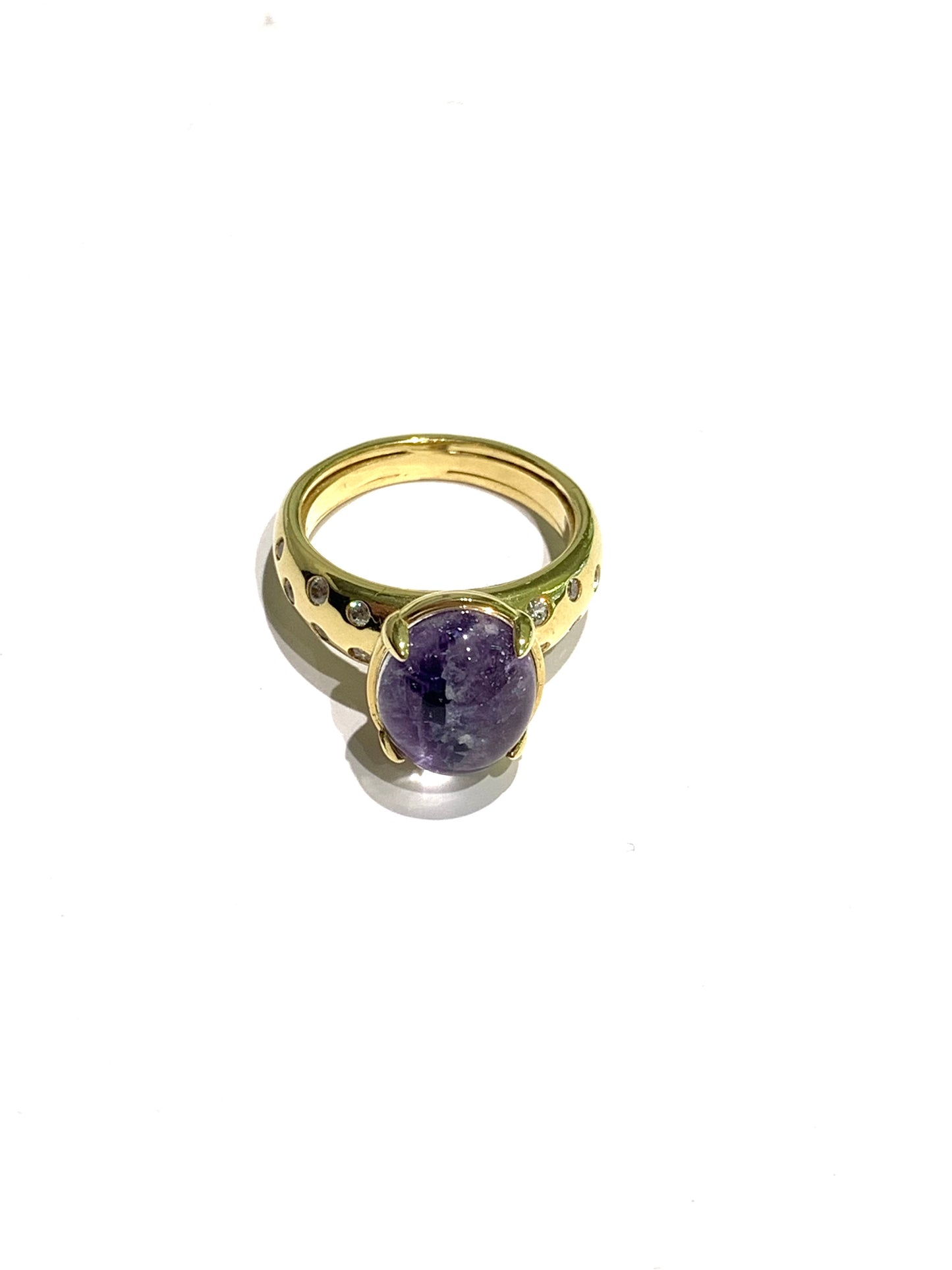 Anello in argento bagnato in oro giallo con pietra ovale colore lilla effetto marmo, il gambo é impreziosito lateralmente da piccoli zirconi. 

All’interno sono presenti le alette per regolare la misura.

Misura regolabile da 14 a 16.

Dimensione pietra 1x1,4 cm. 

Fascia anello larga 5 cm.

