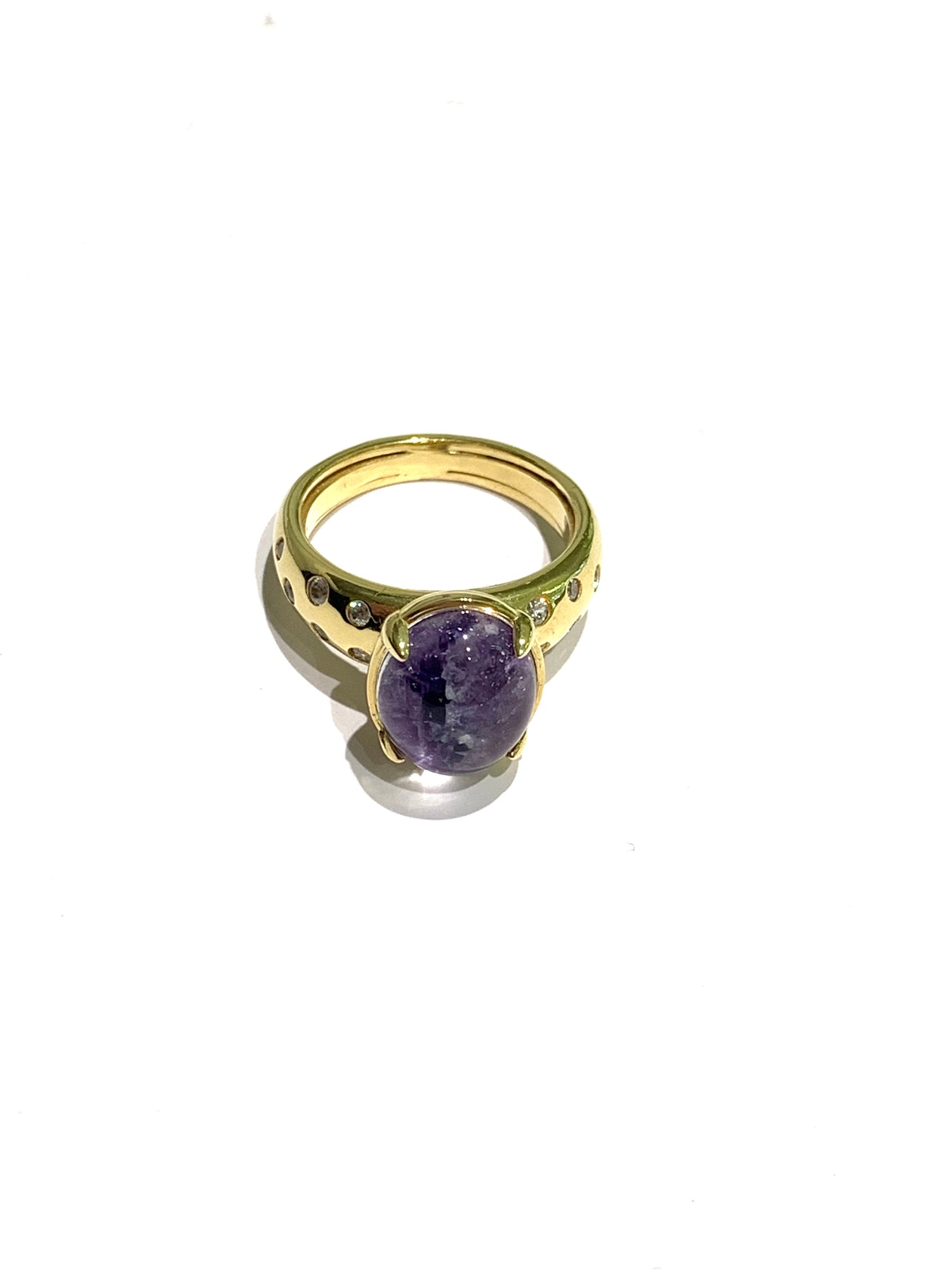 Anello in argento bagnato in oro giallo con pietra ovale colore lilla effetto marmo, il gambo é impreziosito lateralmente da piccoli zirconi. 

All’interno sono presenti le alette per regolare la misura.

Misura regolabile da 14 a 16.

Dimensione pietra 1x1,4 cm. 

Fascia anello larga 5 cm.
